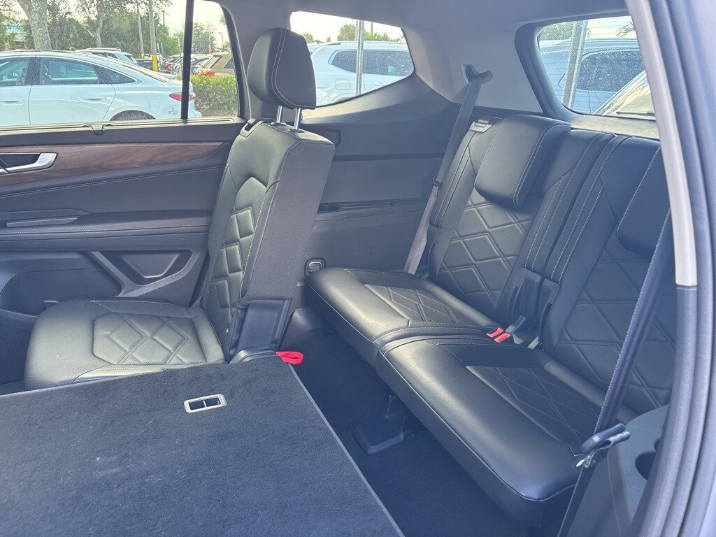 Used 2025 Volkswagen Atlas 2.0T SE w/Technology SUV