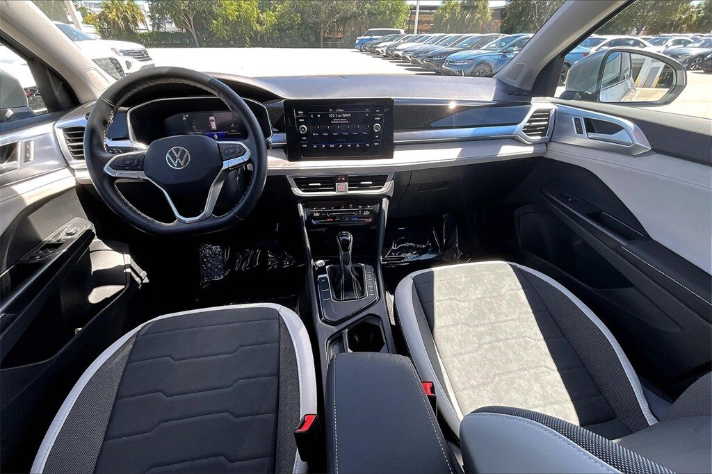 2025 Volkswagen Taos SE photo 3