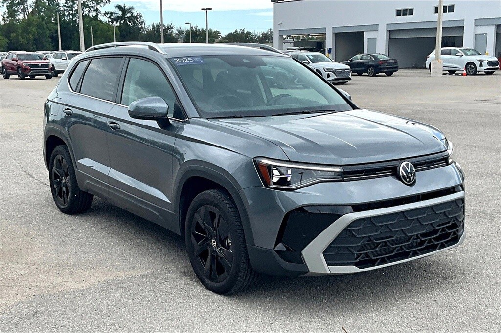 2025 Volkswagen Taos SE photo 2