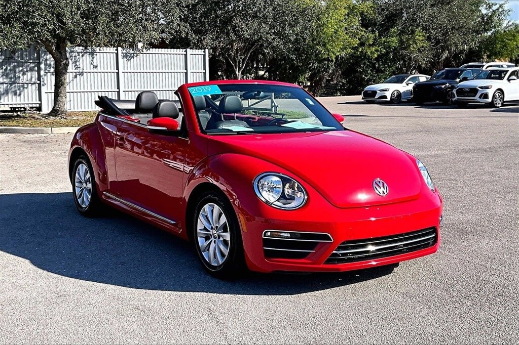 2019 Volkswagen Beetle S photo 2