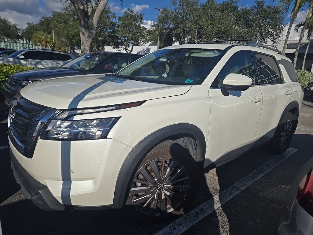 2023 Nissan Pathfinder SL photo 2