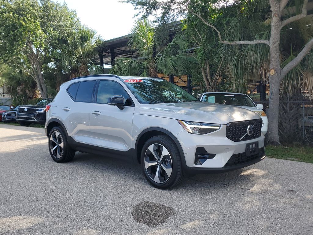 2025 Volvo XC40 B5 Plus Dark AWD's photo