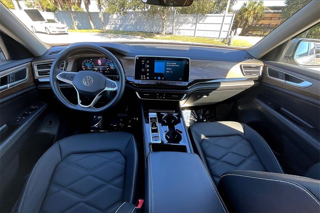 2025 Volkswagen Atlas SE Technology photo 3