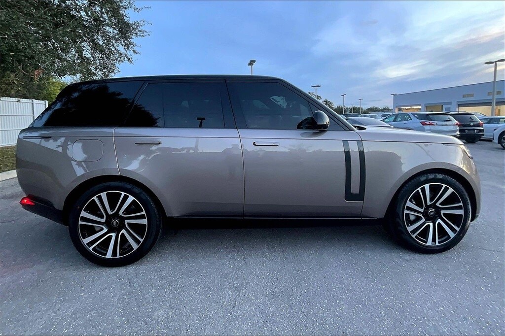 2023 Land Rover Range Rover SE photo 2