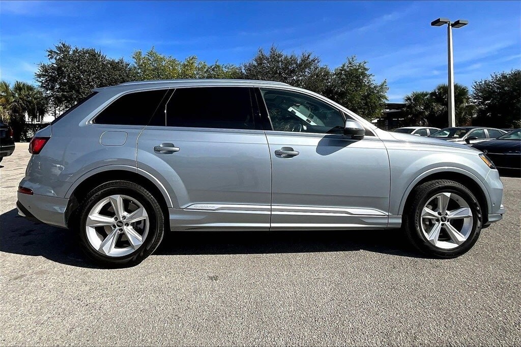2023 Audi Q7 45 Premium photo 4