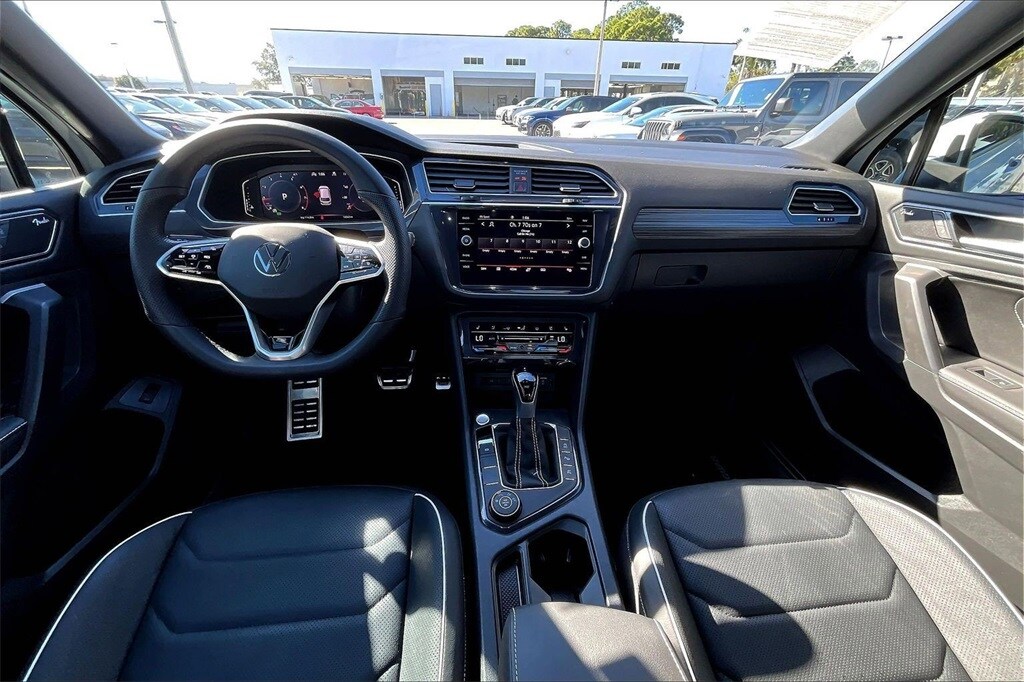2024 Volkswagen Tiguan SEL R-Line Black photo 3