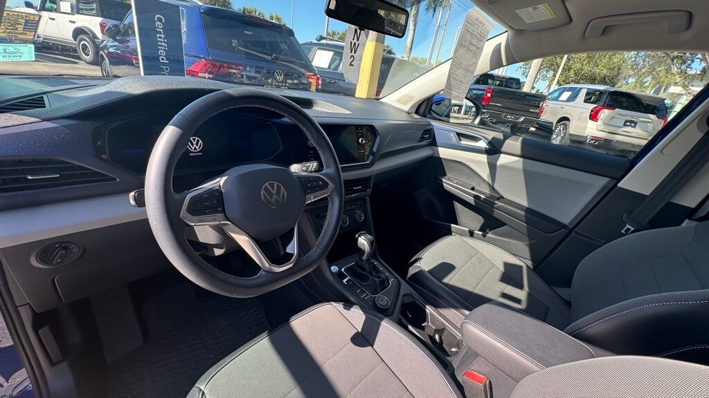 2022 Volkswagen Taos SE photo 2