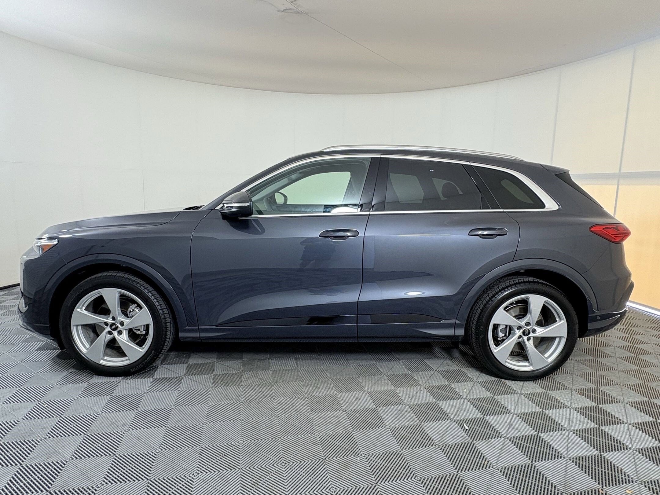 2025 Audi Q5 2.0T Prestige photo 2