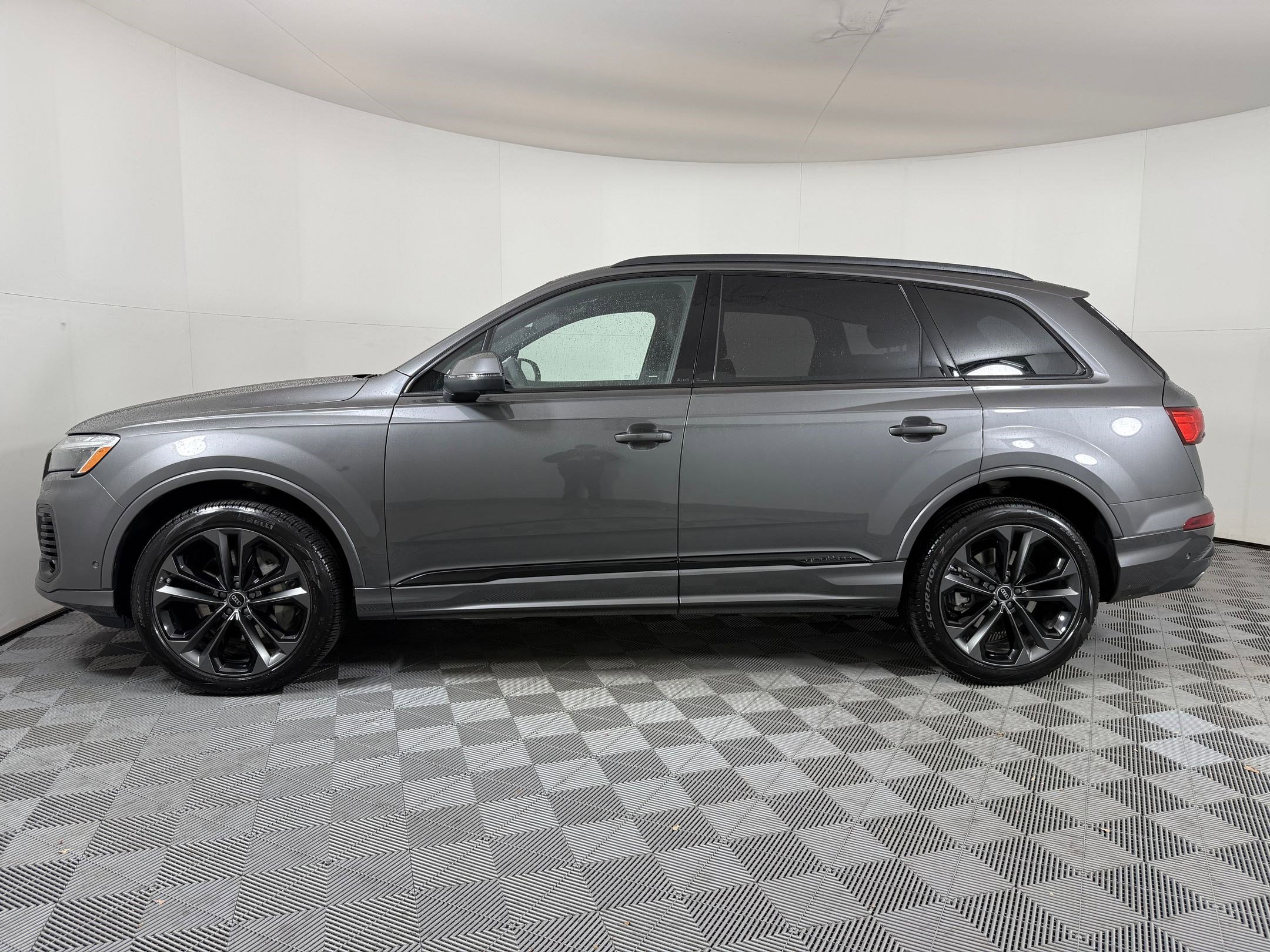 2025 Audi Q7 55 Premium Plus photo 2