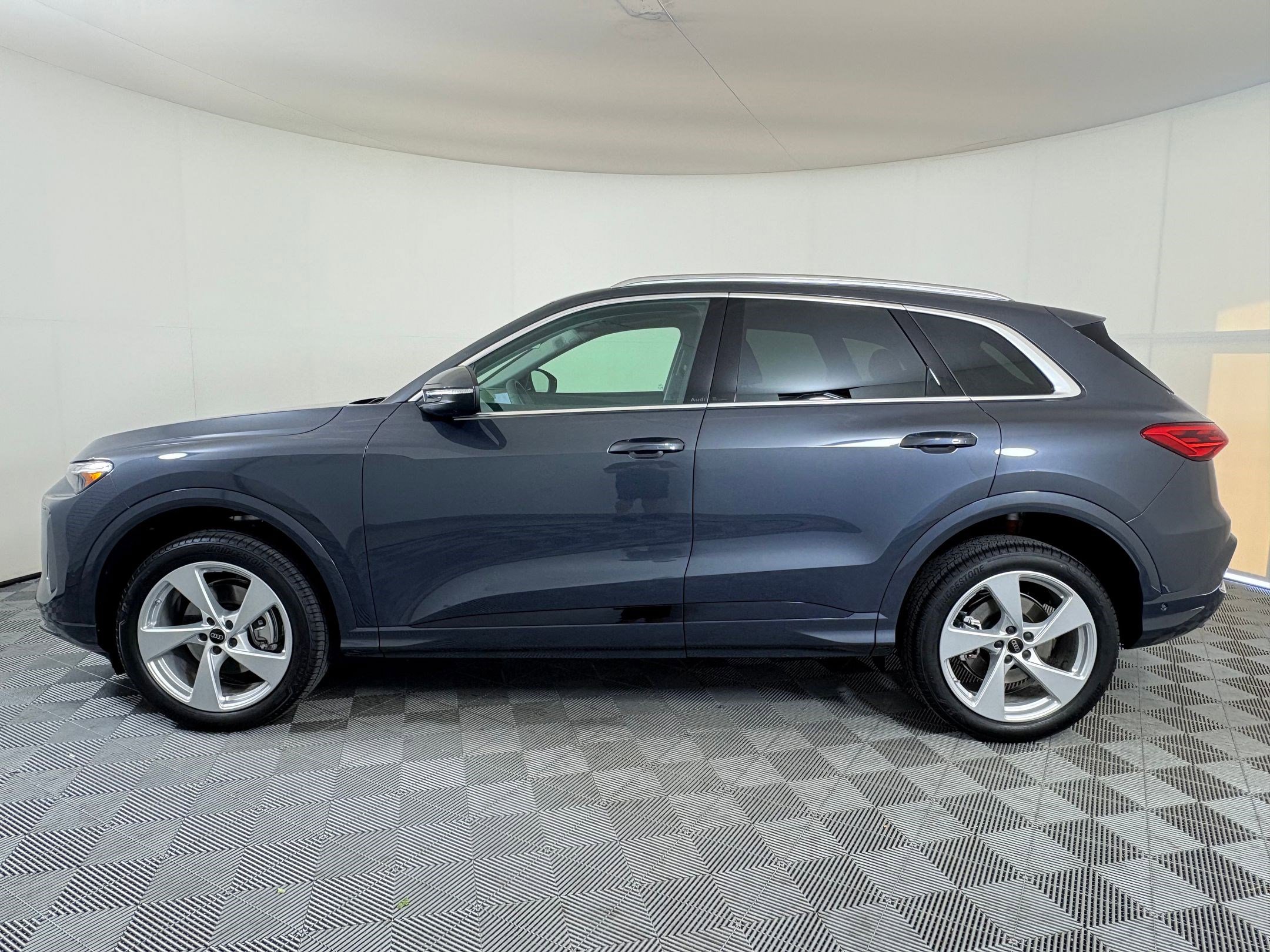 2025 Audi Q5 2.0T Premium Plus photo 2