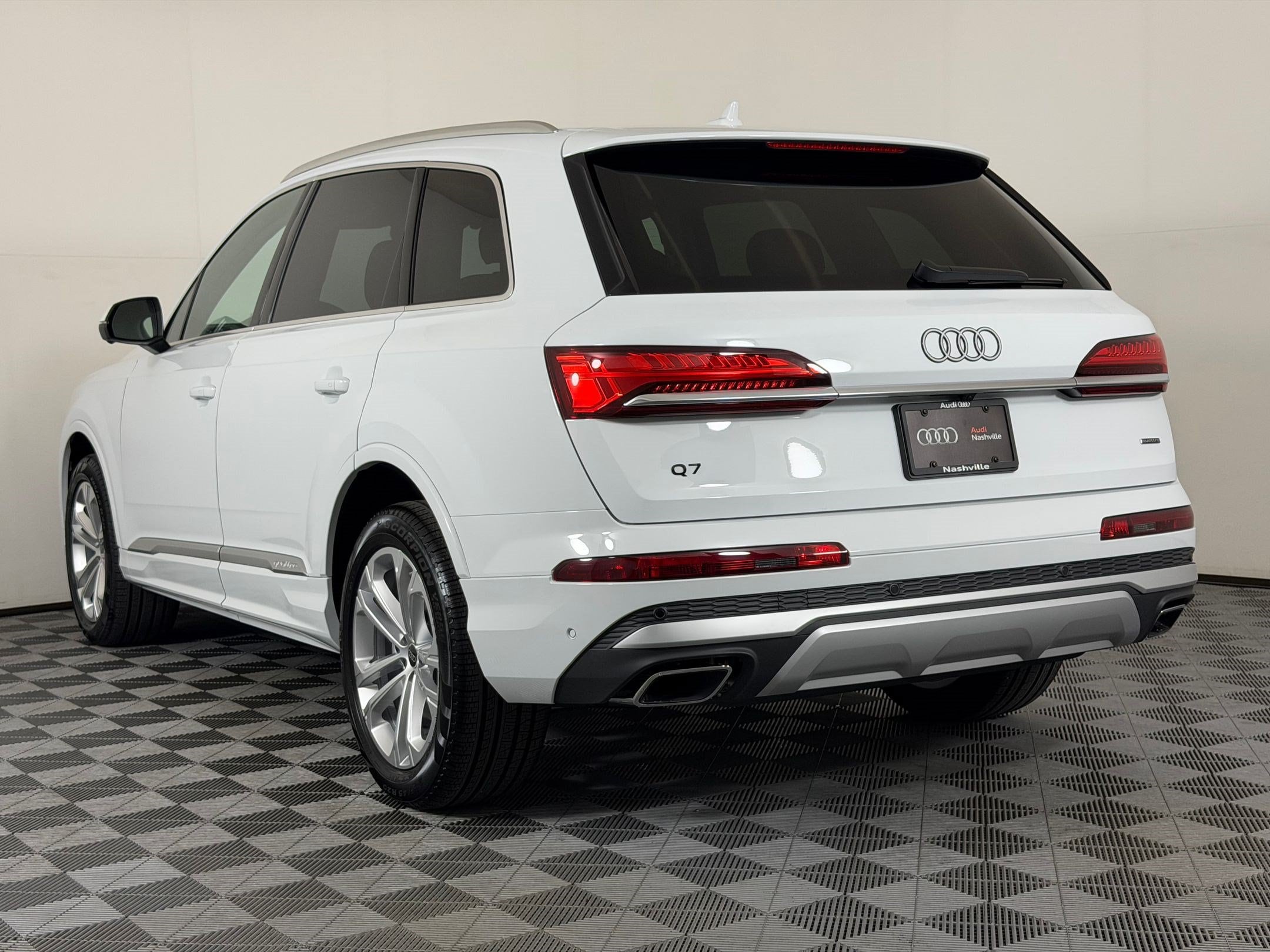 Q7 Premium Plus SUV