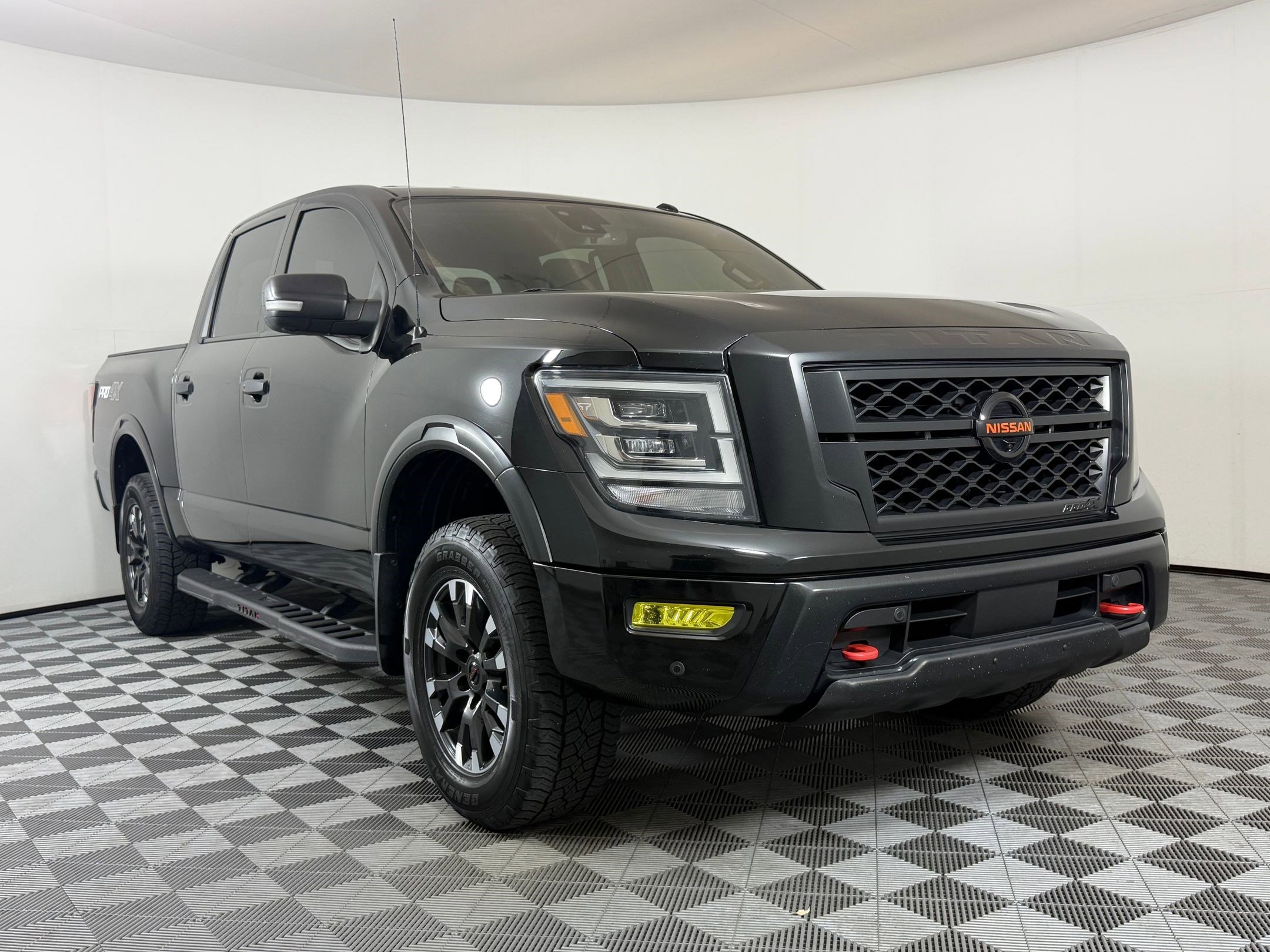 Titan PRO-4X Truck Crew Cab