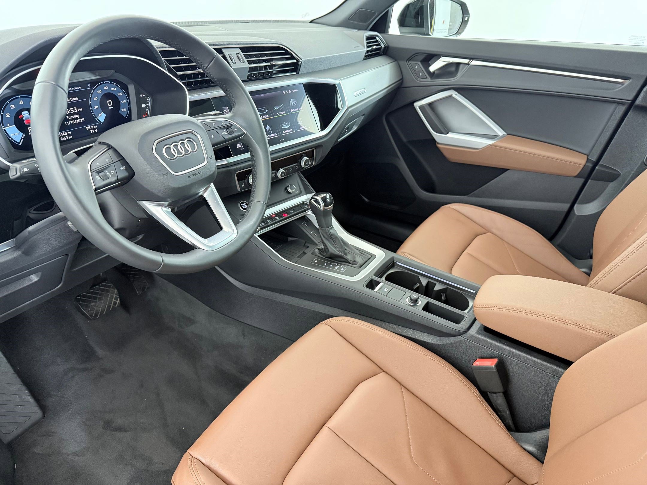 2025 Audi Q3 45 TFSI S line Premium photo 4