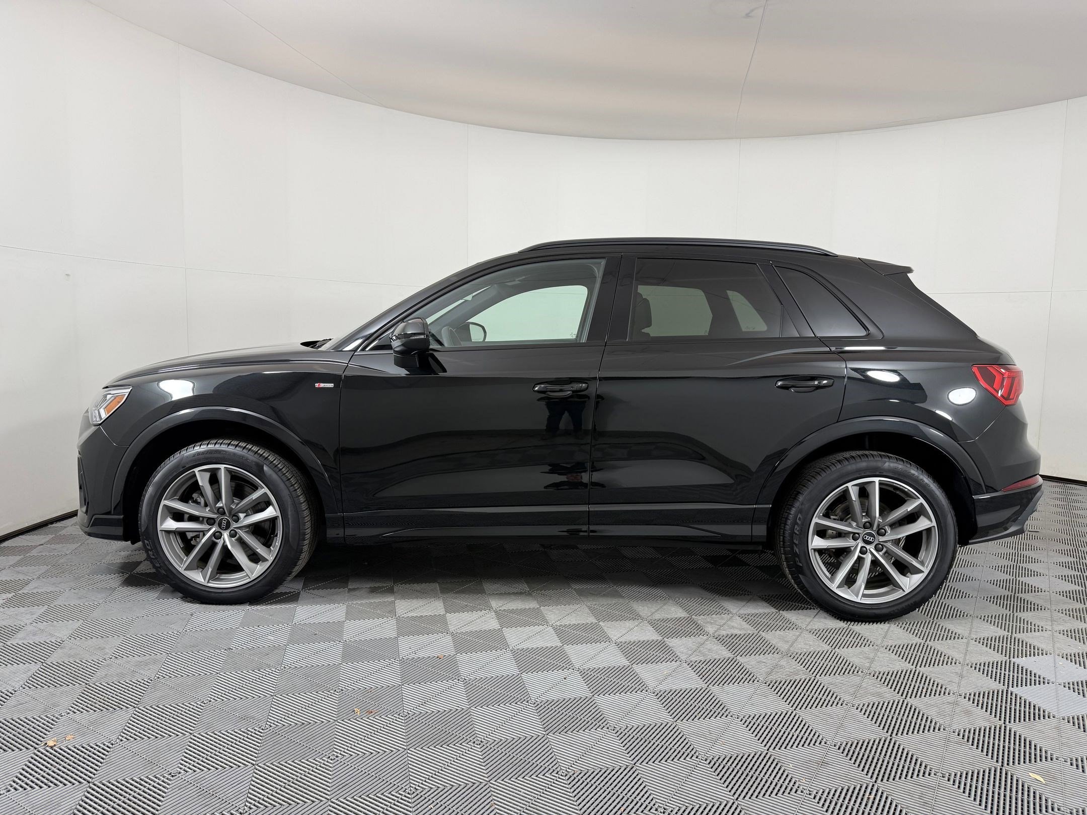 2025 Audi Q3 45 TFSI S line Premium photo 2