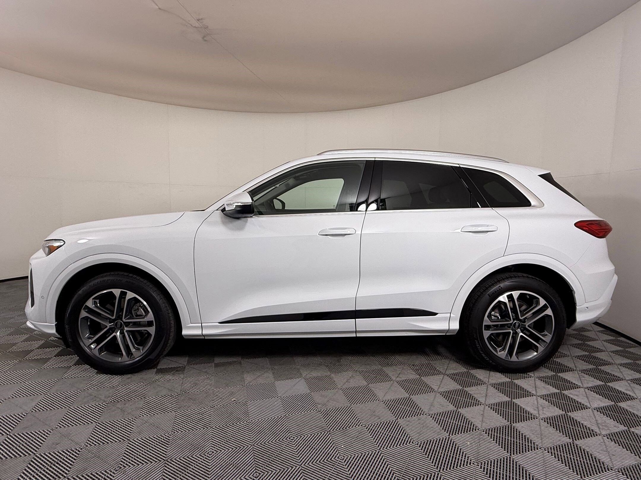 2025 Audi Q5 2.0T Prestige photo 2