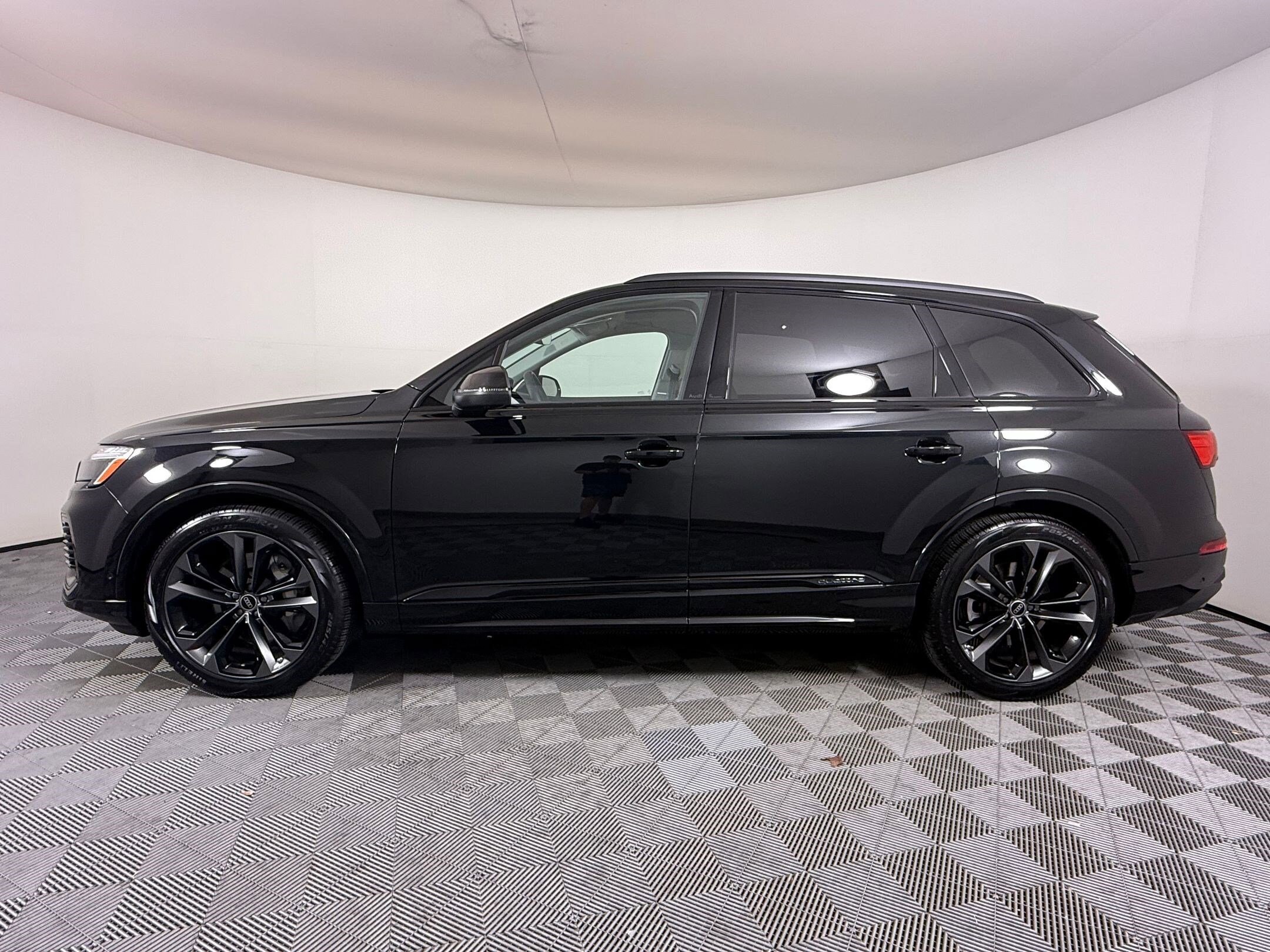 2025 Audi Q7 Premium Plus photo 2