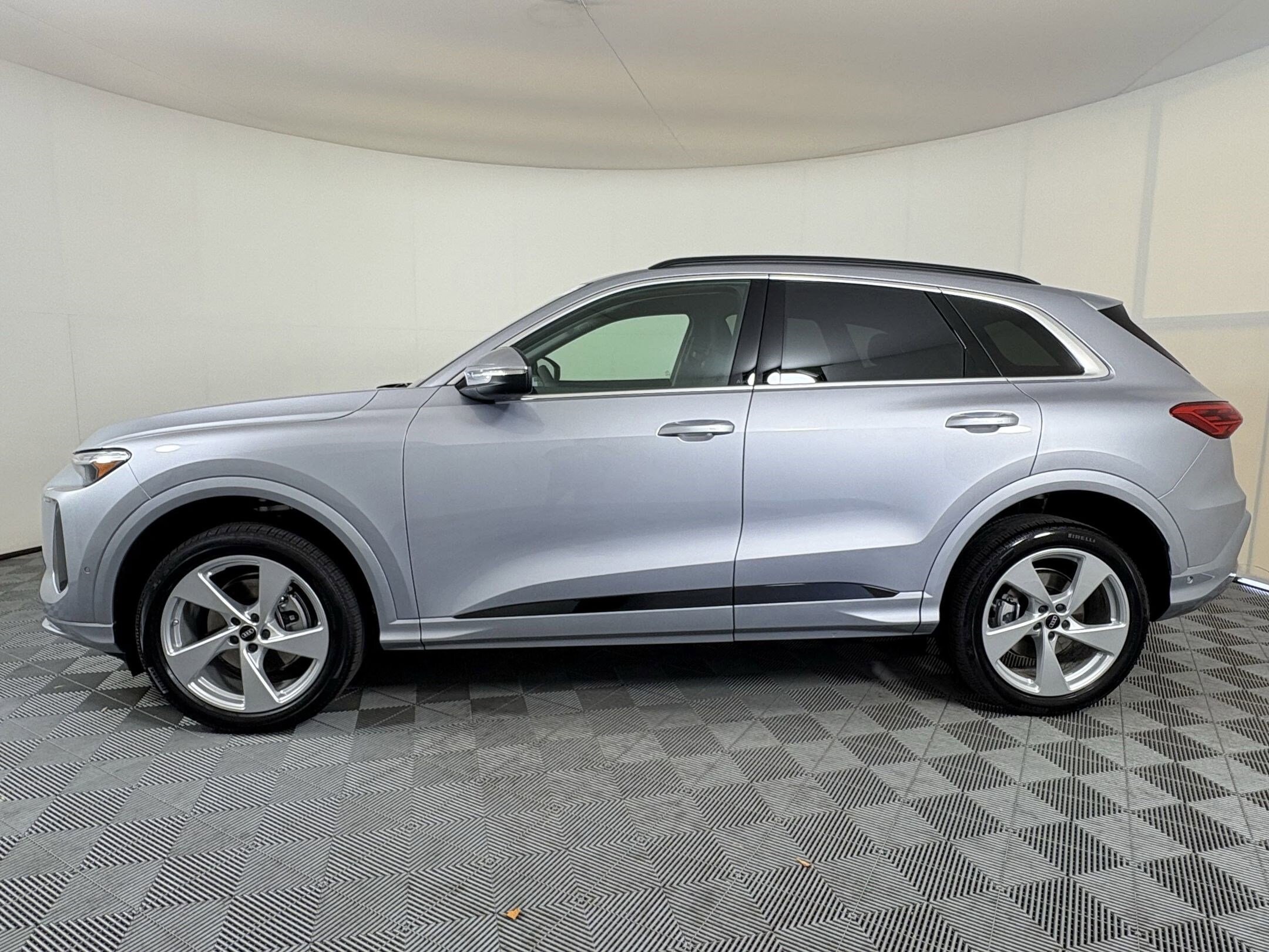 2025 Audi Q5 2.0T Premium Plus photo 2