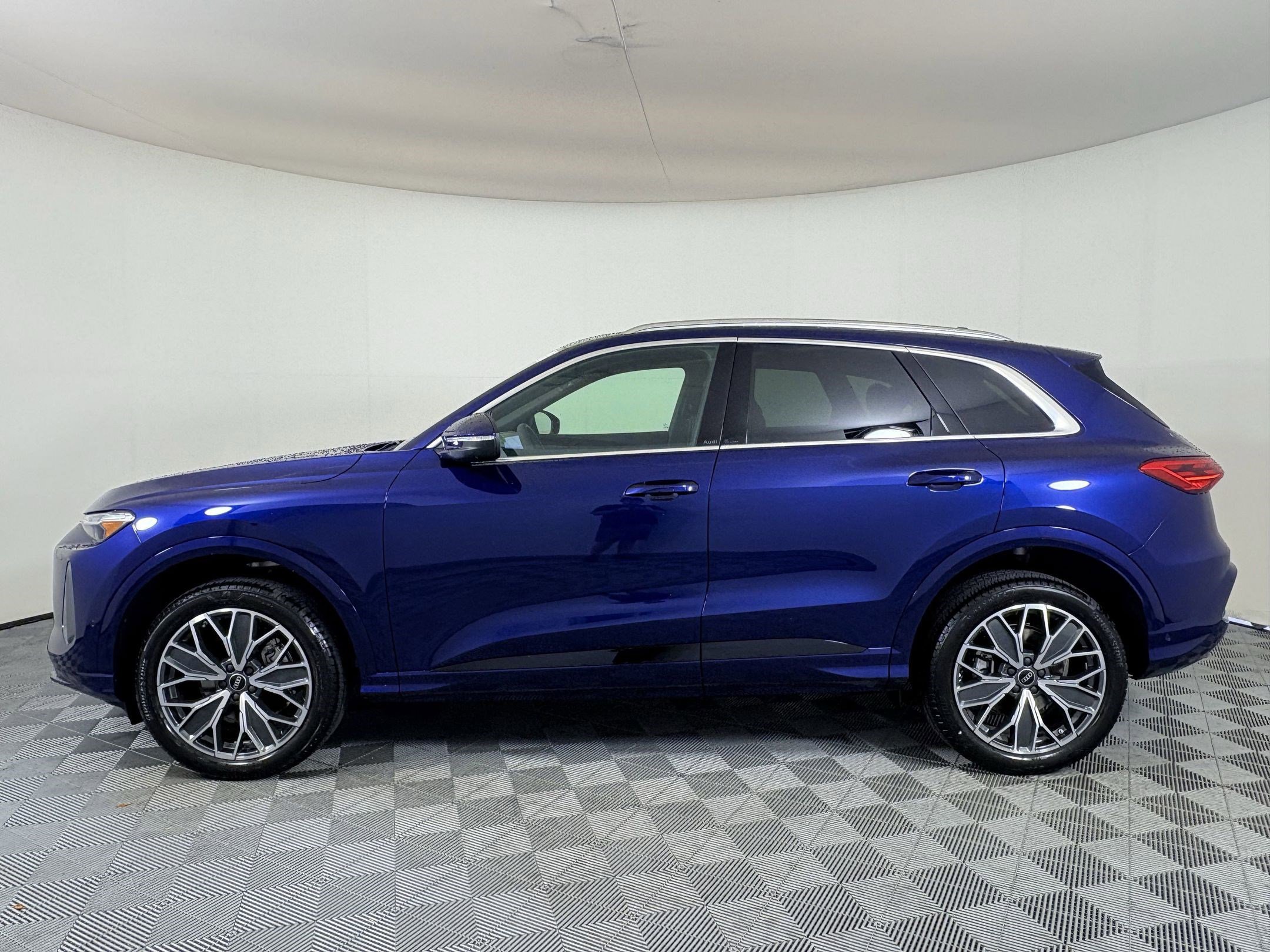 2025 Audi Q5 2.0T Premium Plus photo 2