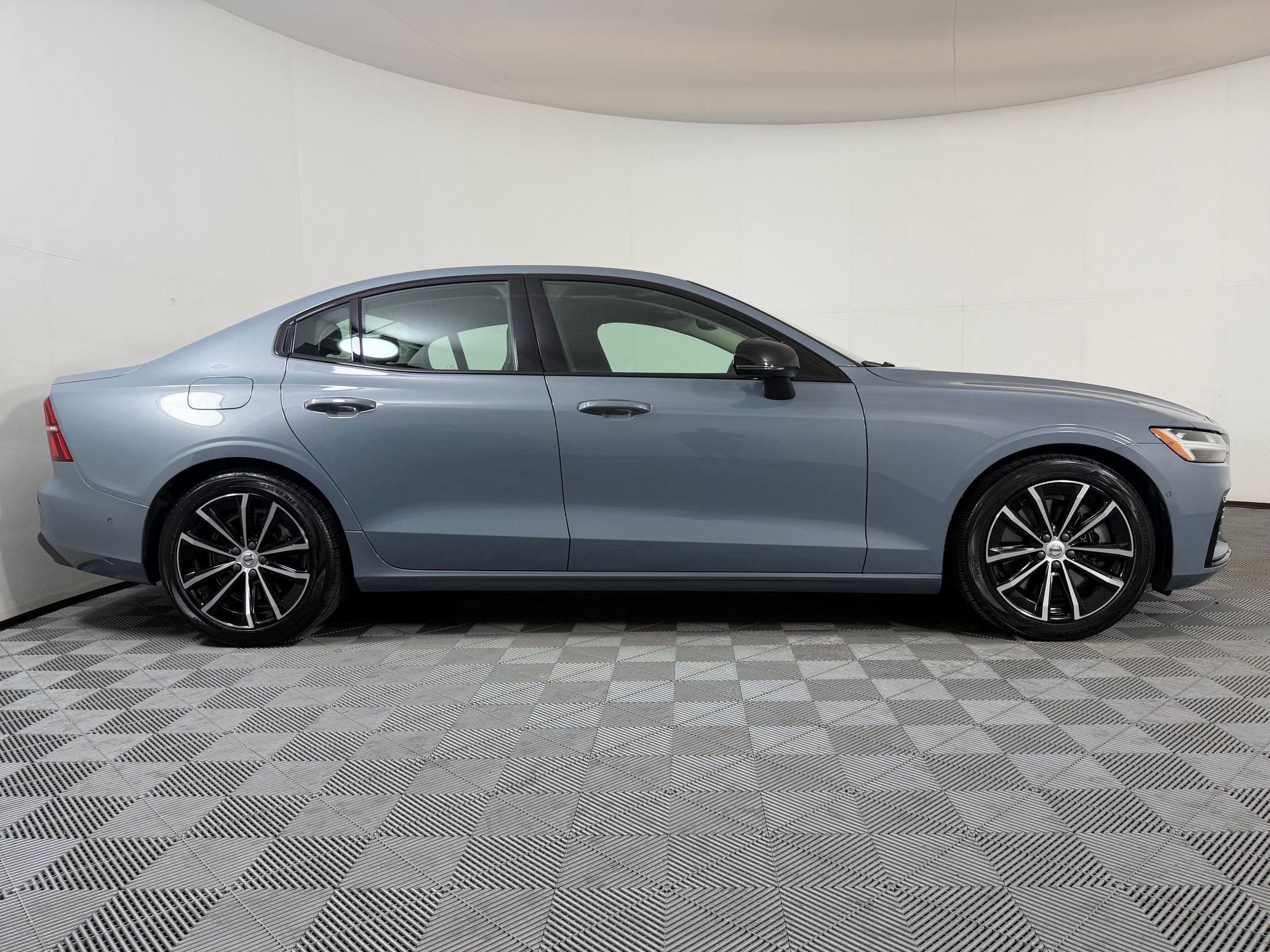 S60 Recharge Plug-In Hybrid Plus Dark Theme Sedan