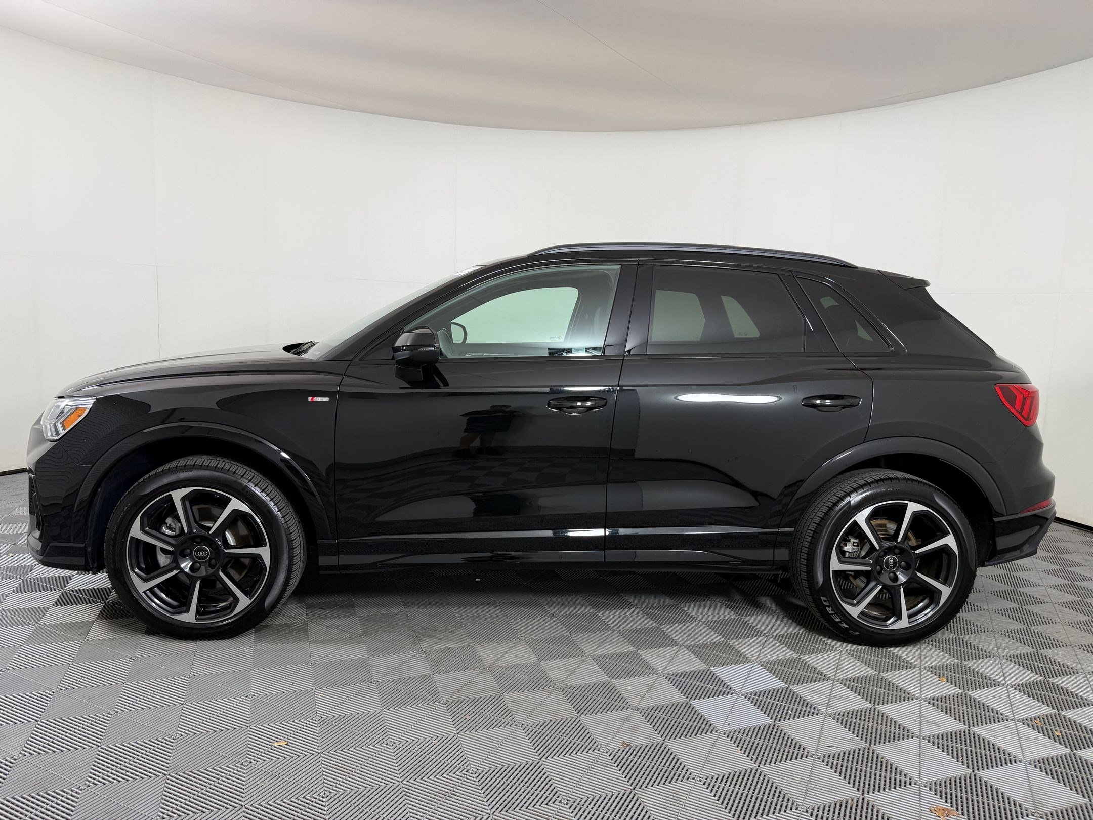 2025 Audi Q3 S line Premium Plus photo 2