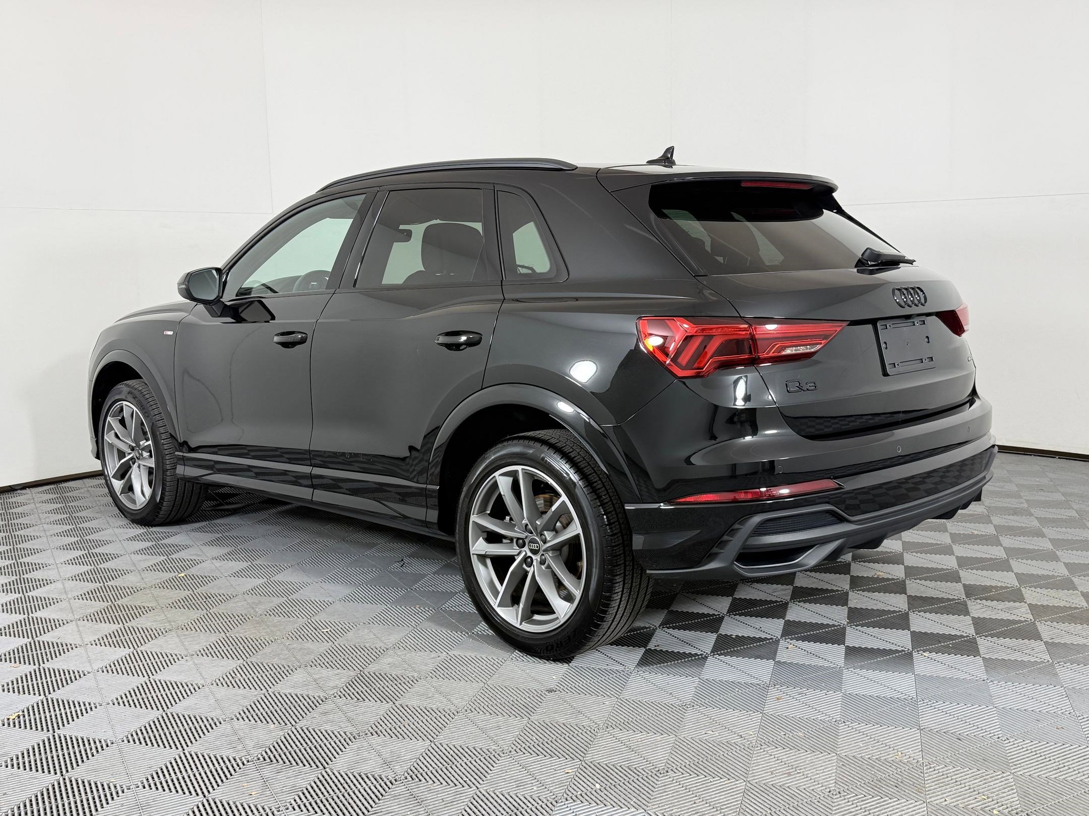 2025 Audi Q3 S line Premium photo 3