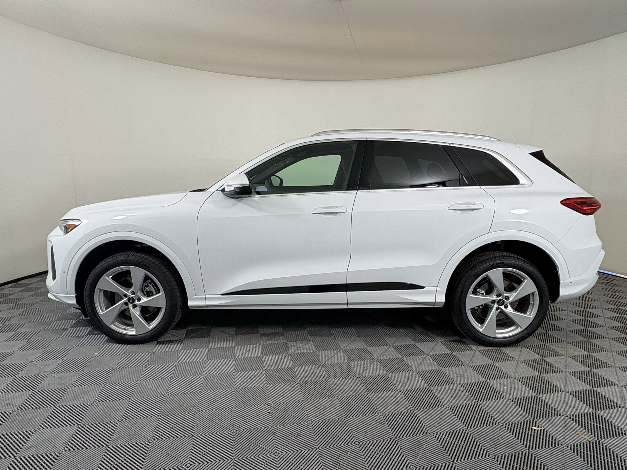 2025 Audi Q5 2.0T Premium Plus photo 2