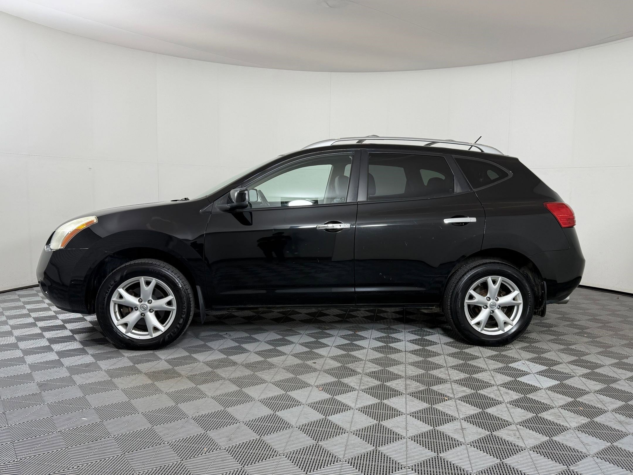 2010 Nissan Rogue SL photo 2
