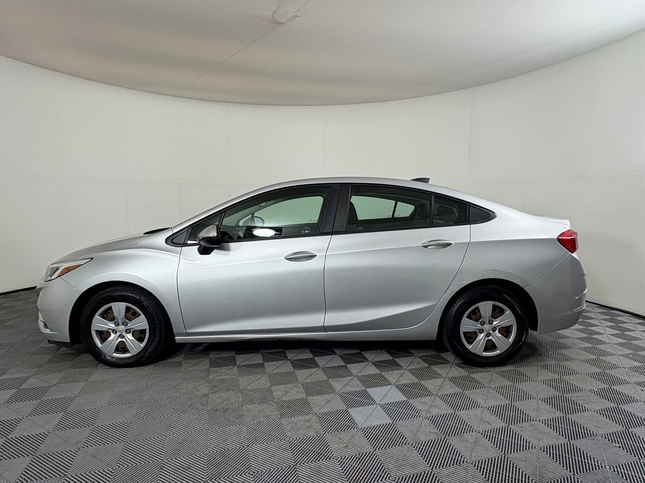2018 Chevrolet Cruze LS photo 2