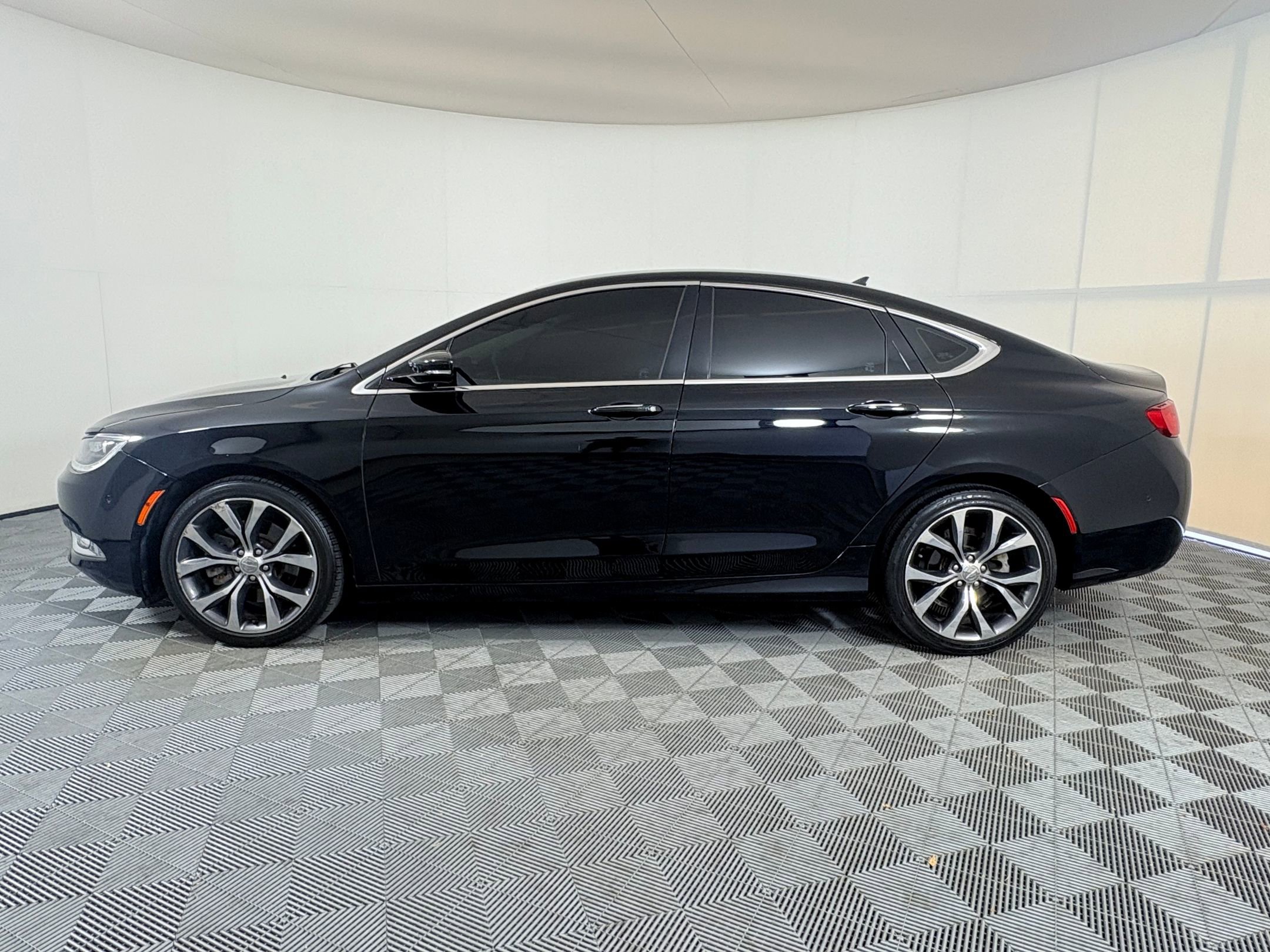 2016 Chrysler 200 C photo 2