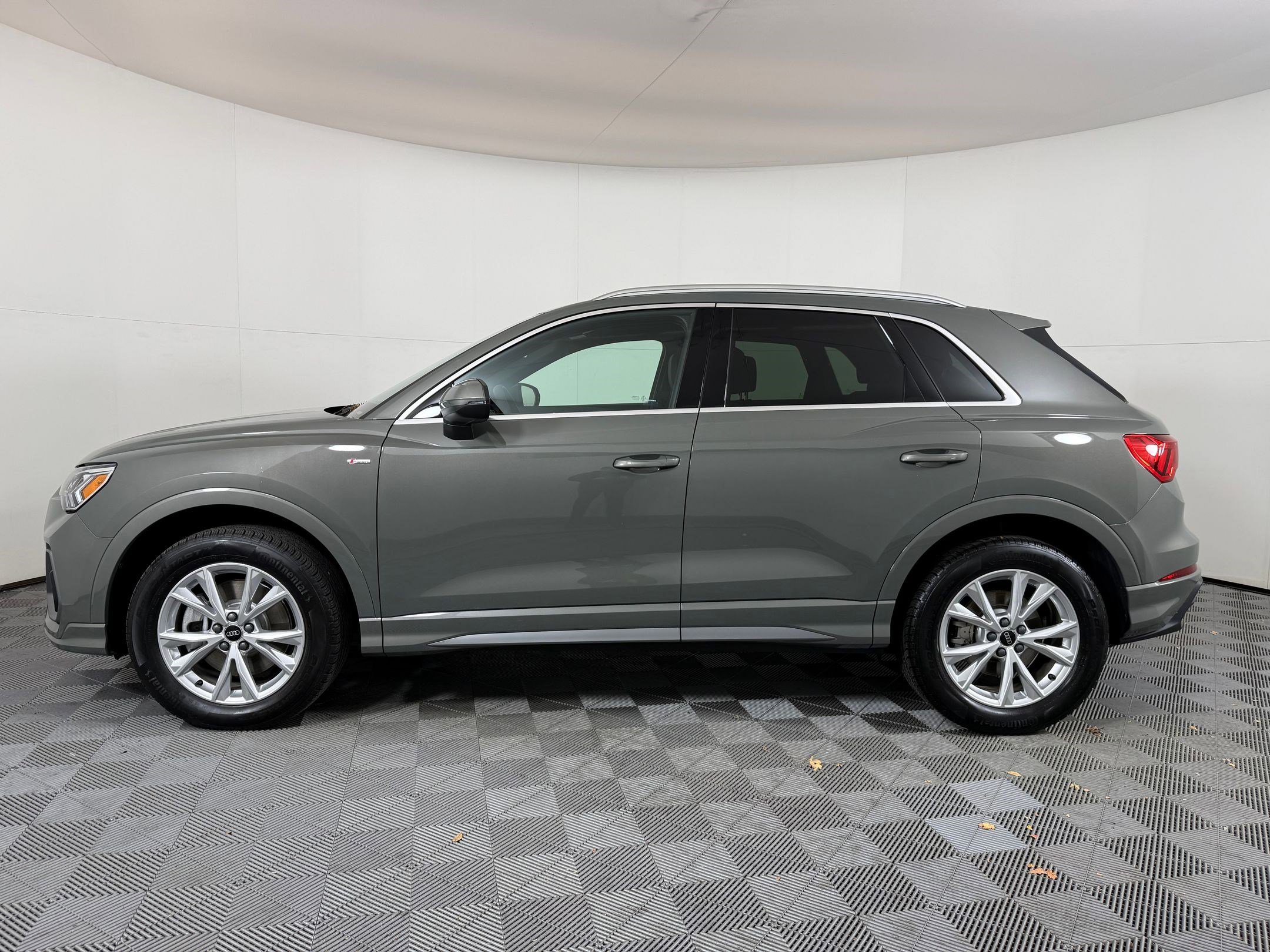 2025 Audi Q3 S line Premium photo 2