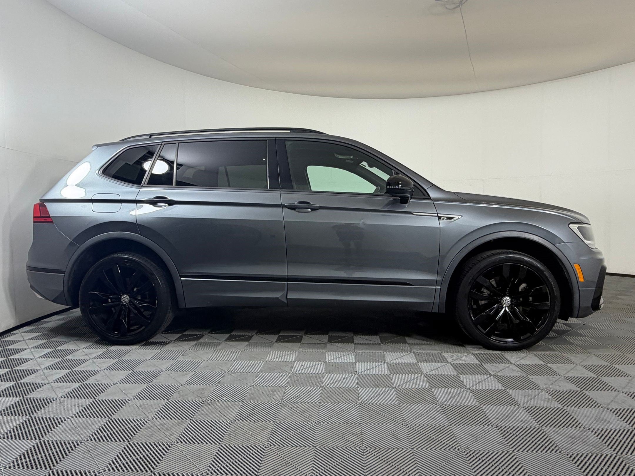 Tiguan SE R-Line Black SUV