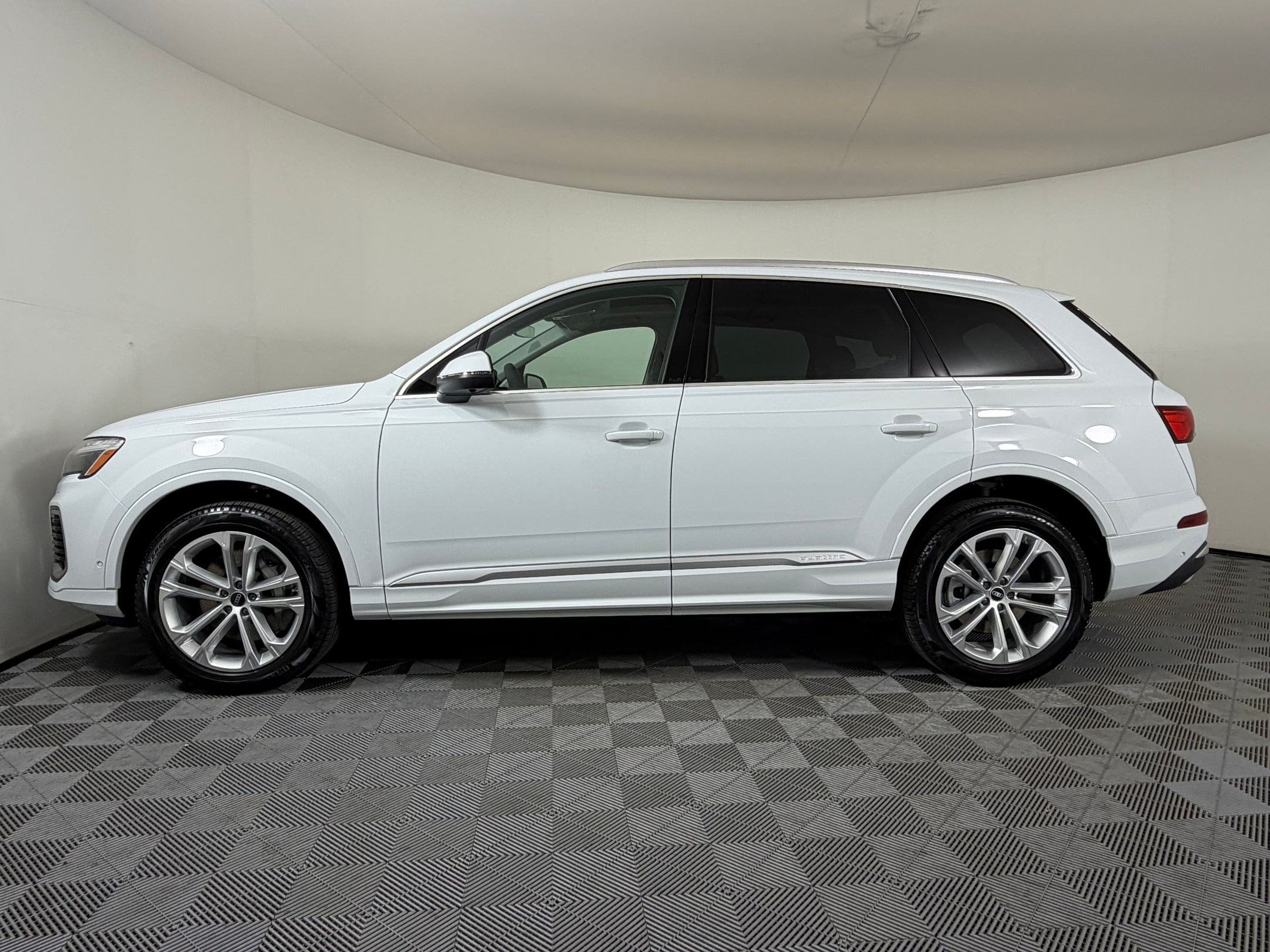 Q7 Premium Plus SUV