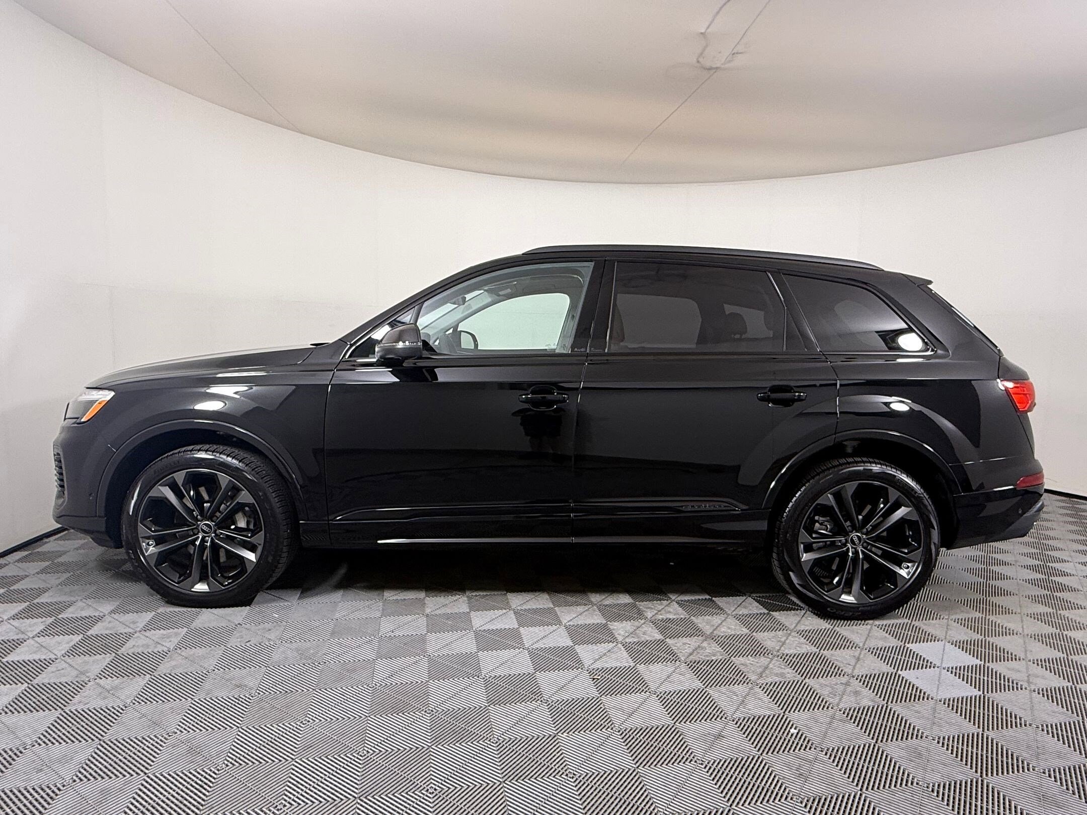 2025 Audi Q7 Premium Plus photo 2