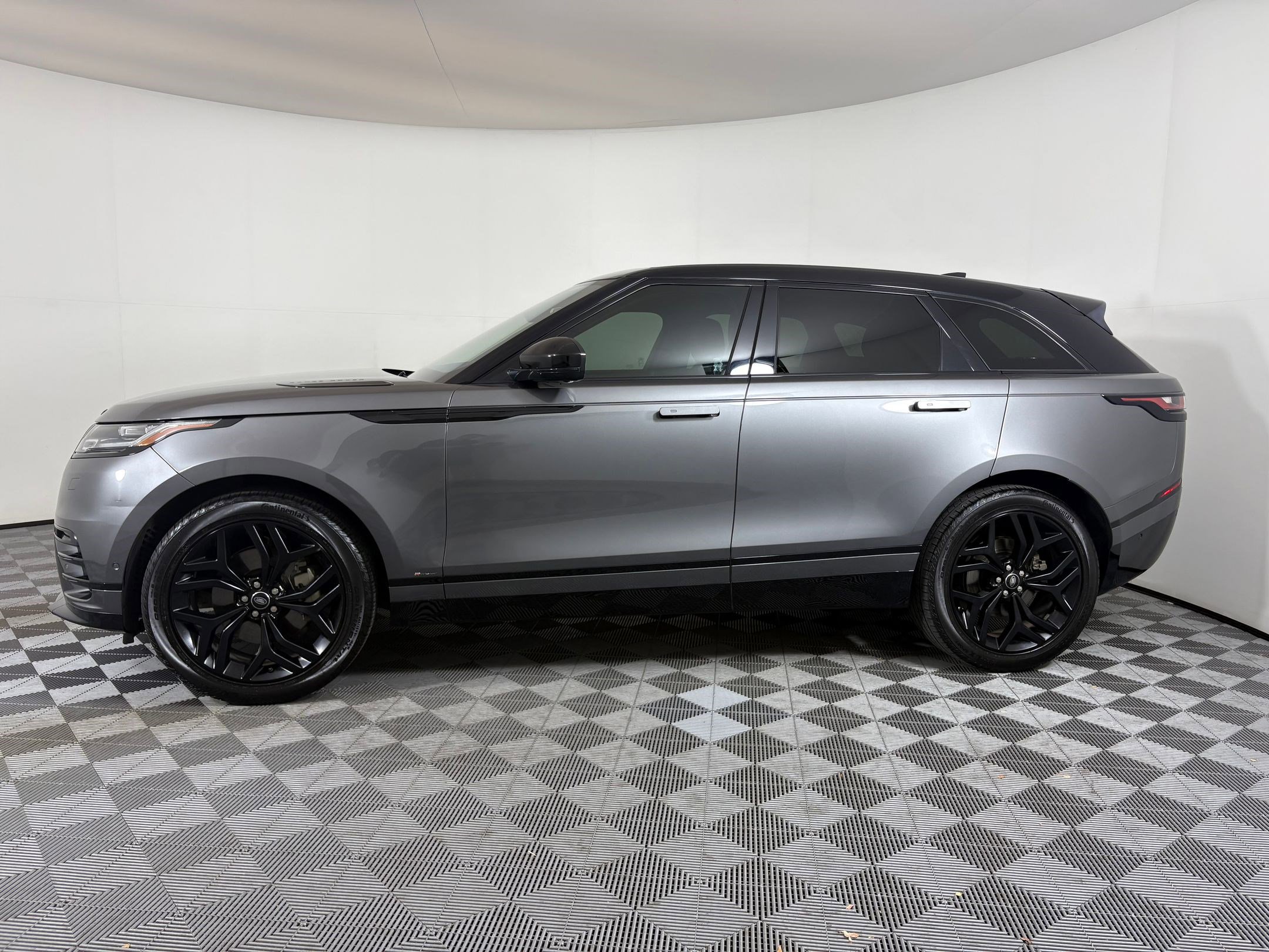 2018 Land Rover Range Rover Velar R-Dynamic SE photo 2
