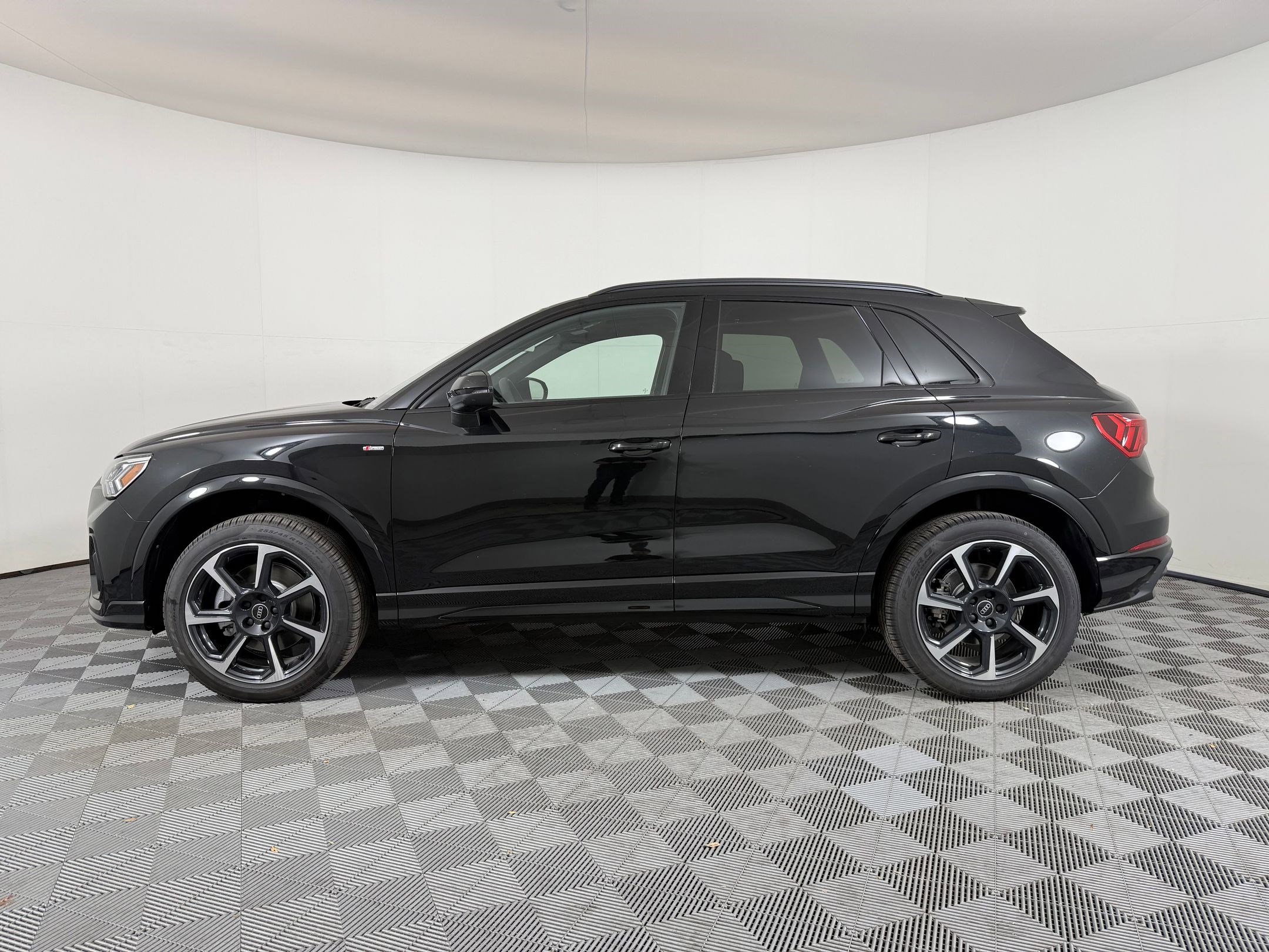 2025 Audi Q3 45 TFSI S line Premium Plus photo 2