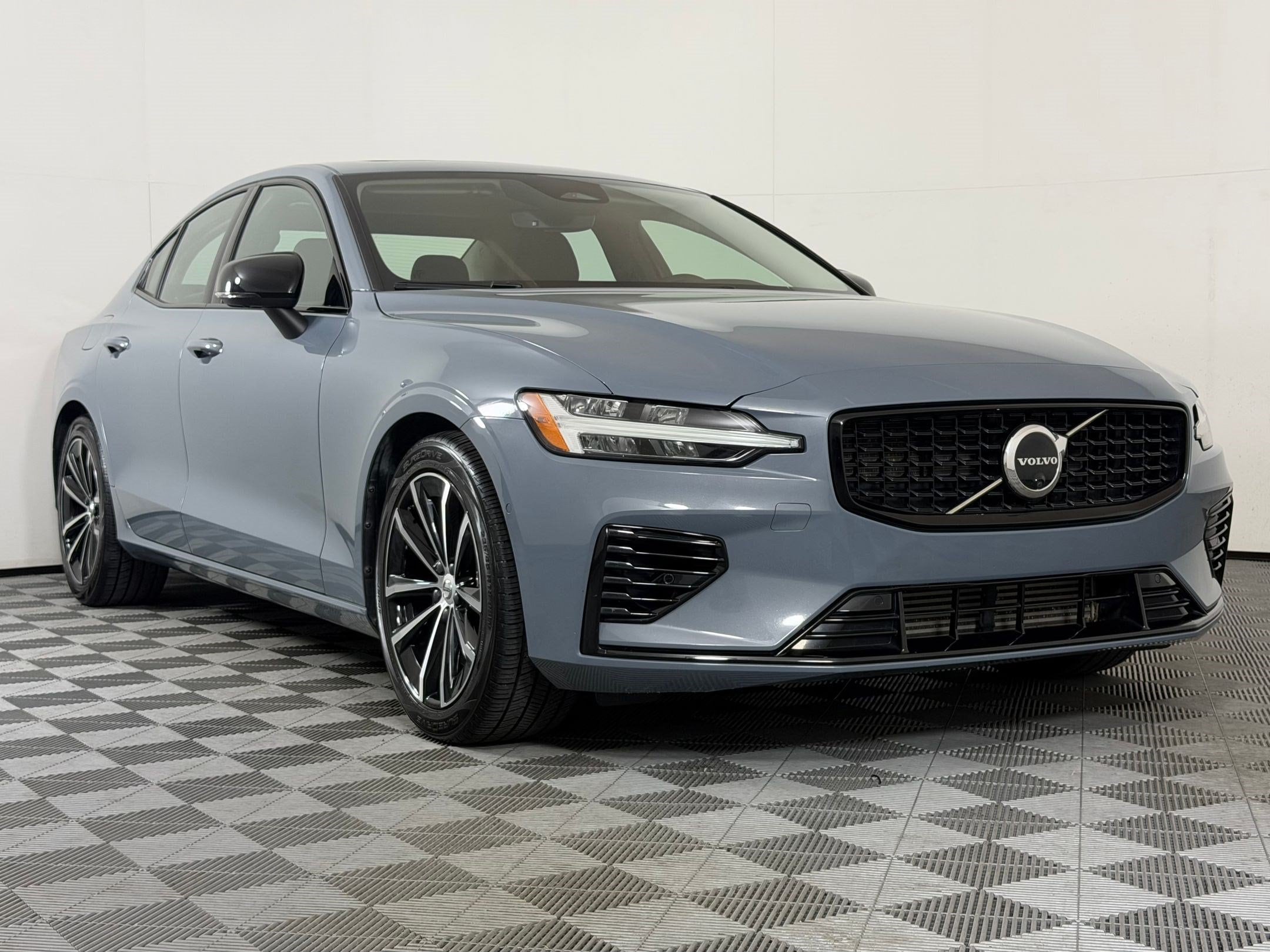 S60 Recharge Plug-In Hybrid Plus Dark Theme Sedan