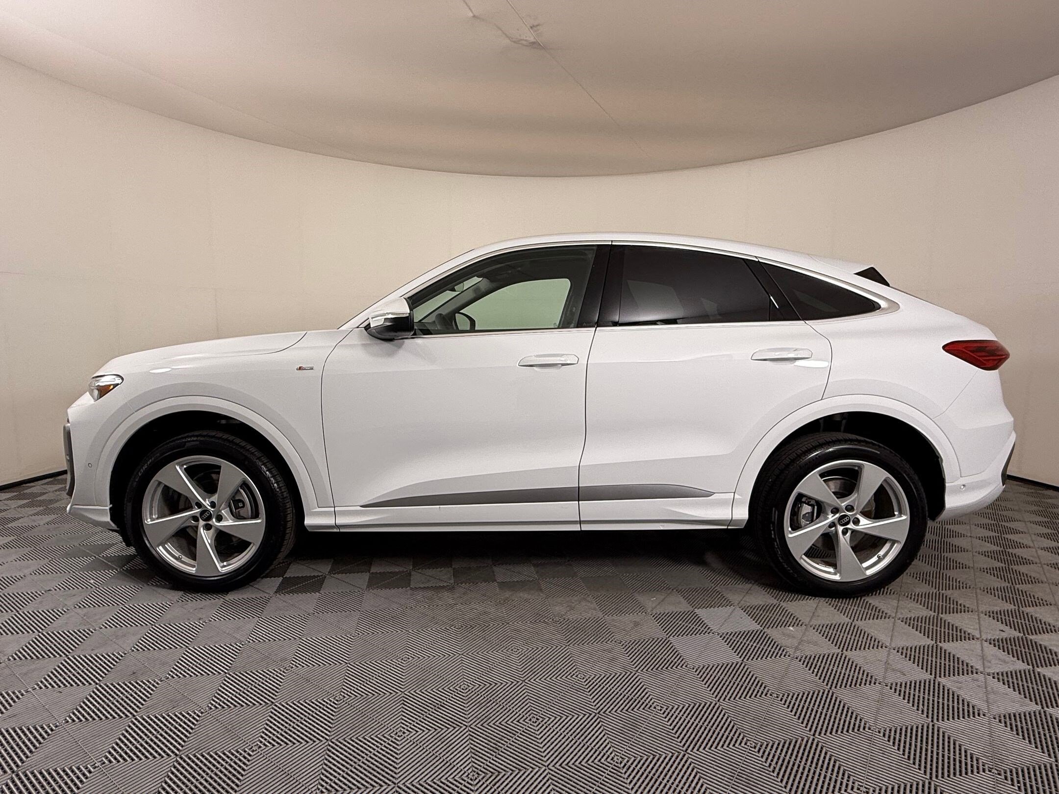 2025 Audi Q5 Sportback 2.0T Premium Plus photo 2