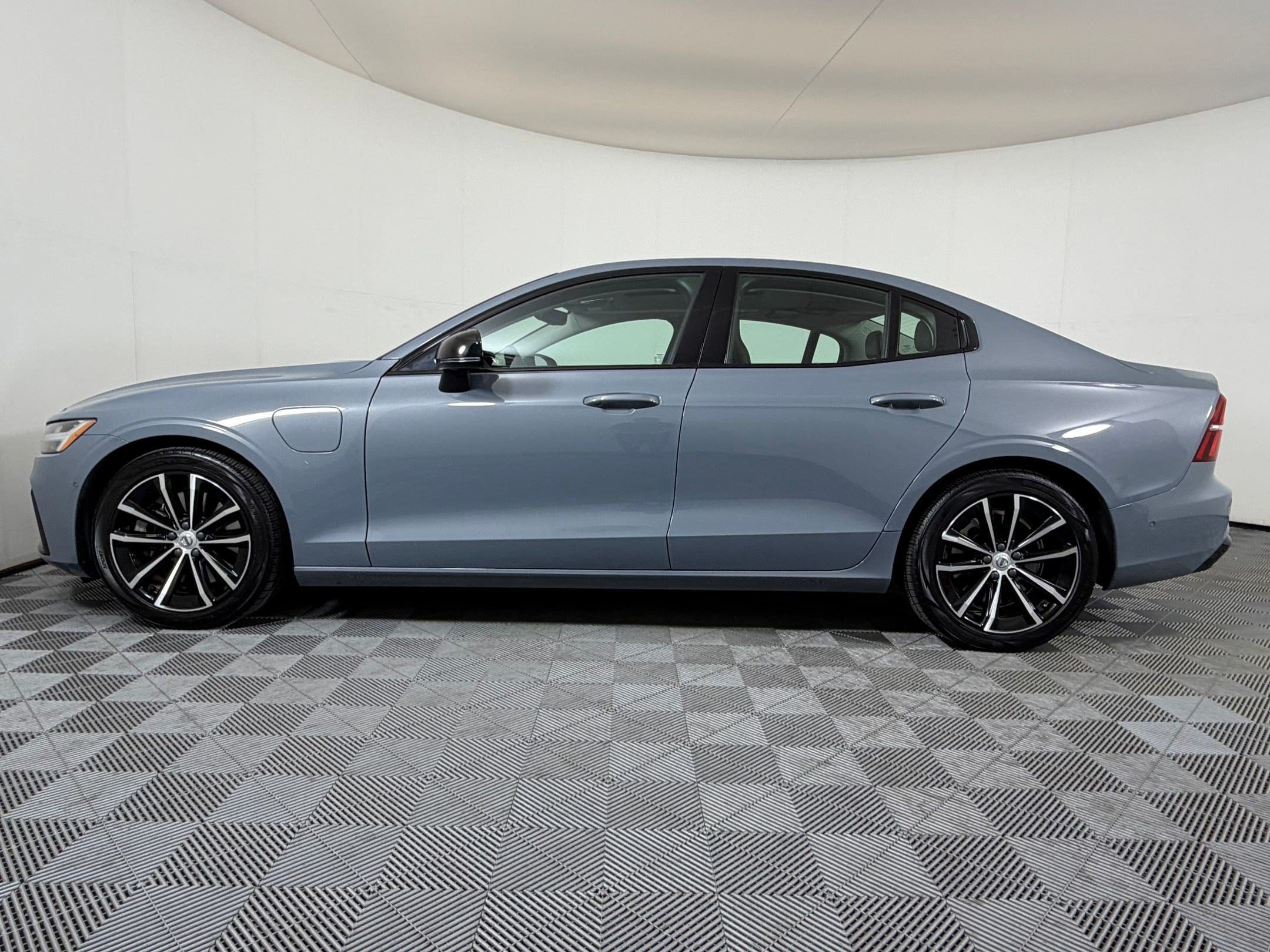 S60 Recharge Plug-In Hybrid Plus Dark Theme Sedan