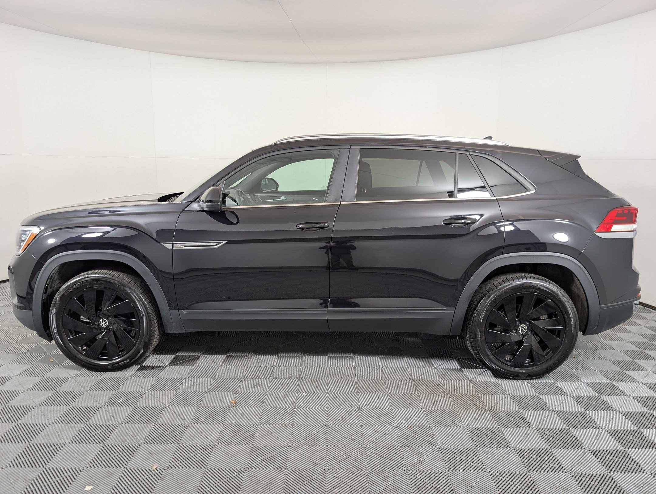 2025 Volkswagen Atlas Cross Sport SE Technology photo 2