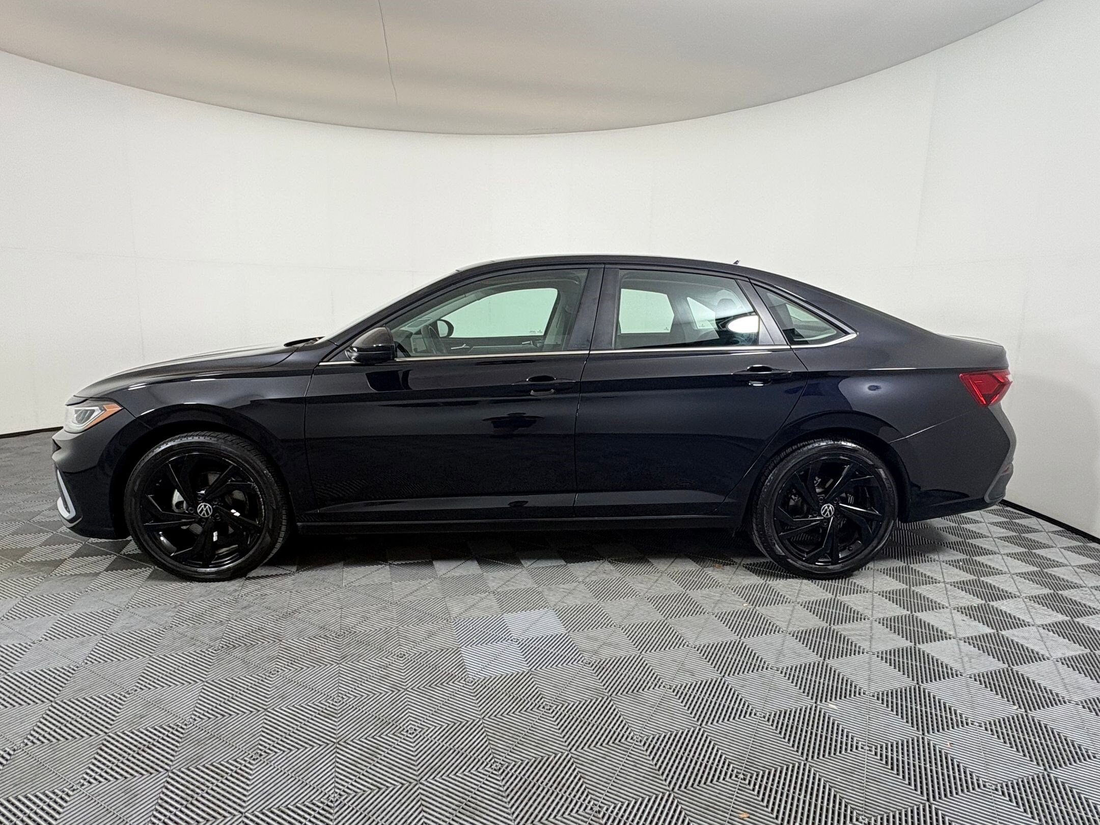 2025 Volkswagen Jetta SE photo 2