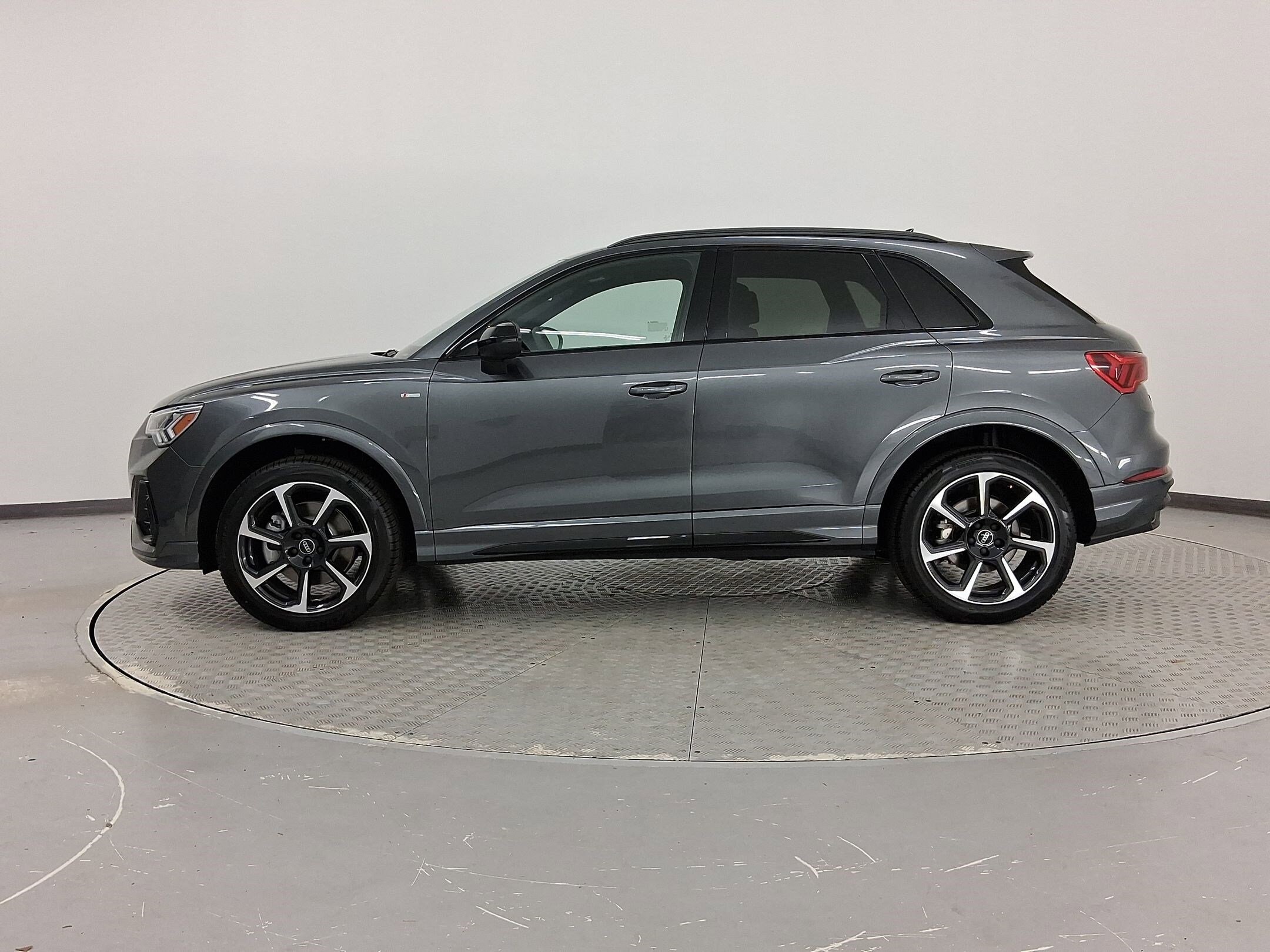 2025 Audi Q3 45 TFSI S line Premium Plus photo 2