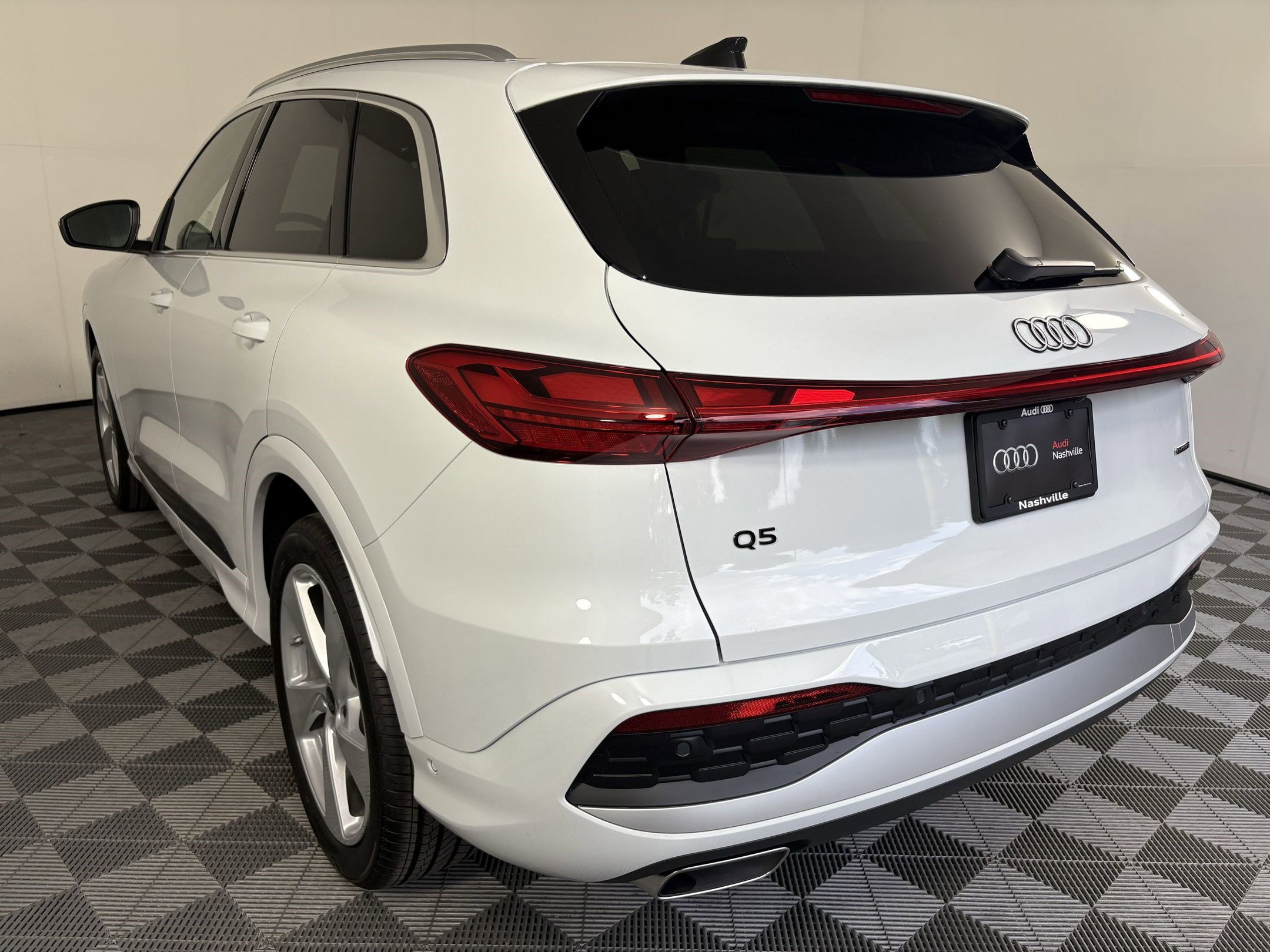 2025 Audi Q5 2.0T Prestige photo 2