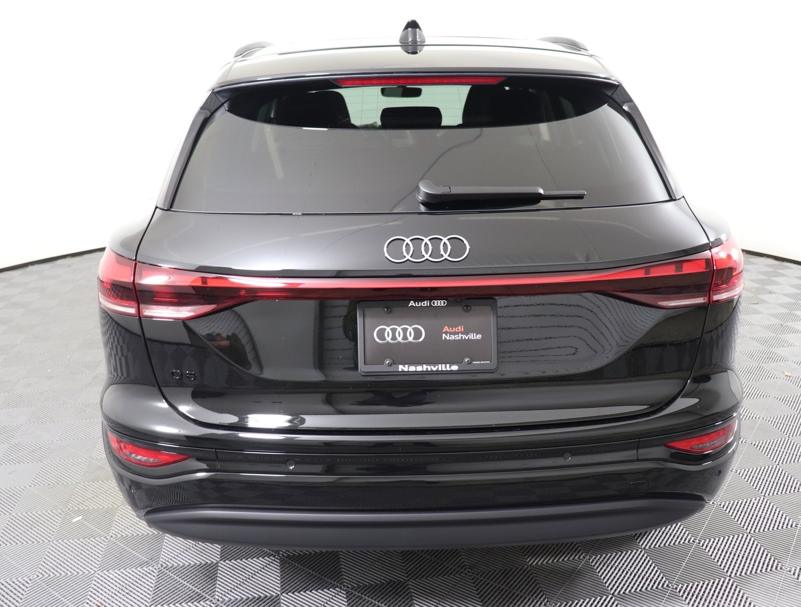 Amazon | △超希少！AUDI 特注！1/18 アウディ NEW Q5 e-tron