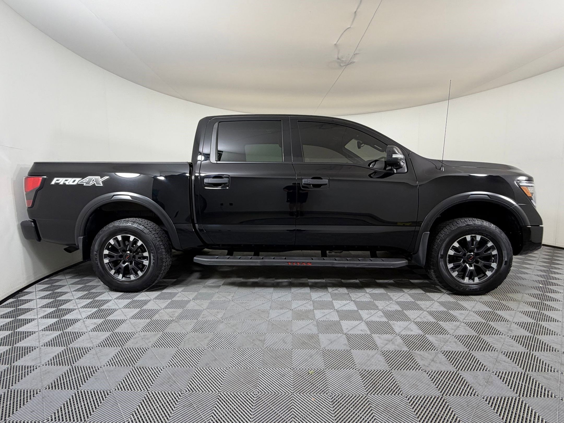 Titan PRO-4X Truck Crew Cab