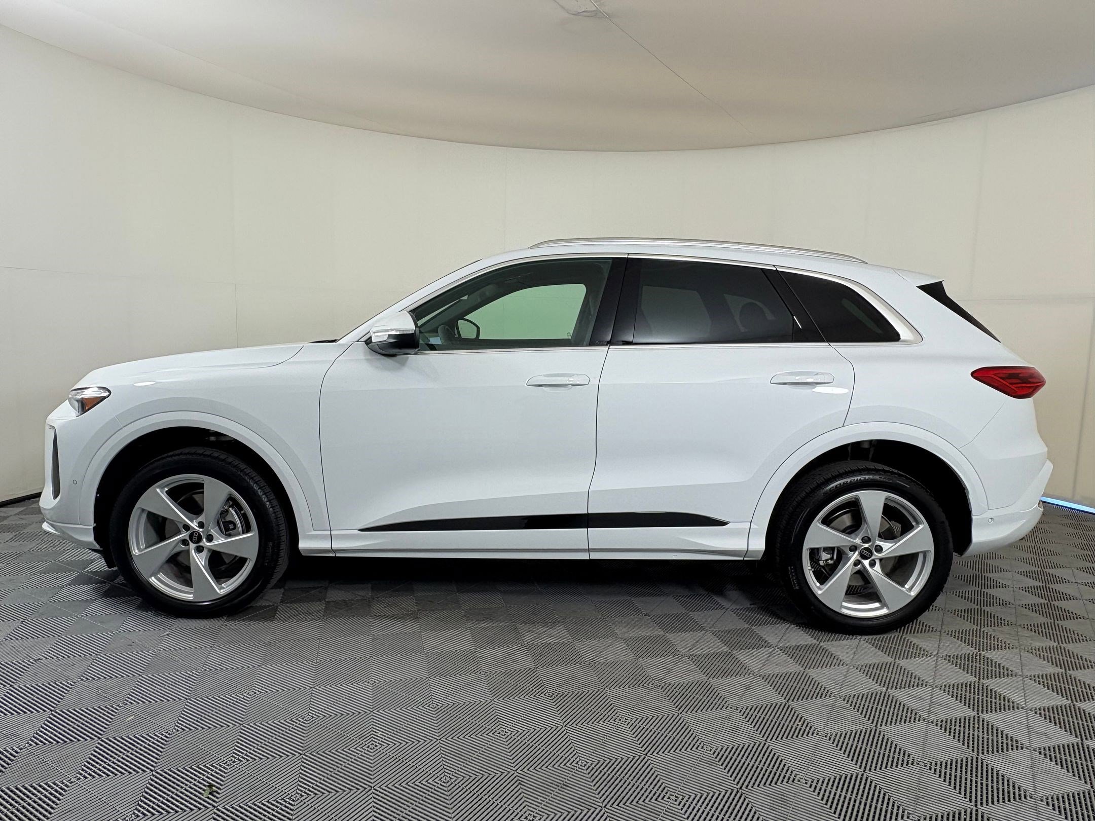 2025 Audi Q5 2.0T Premium Plus photo 2