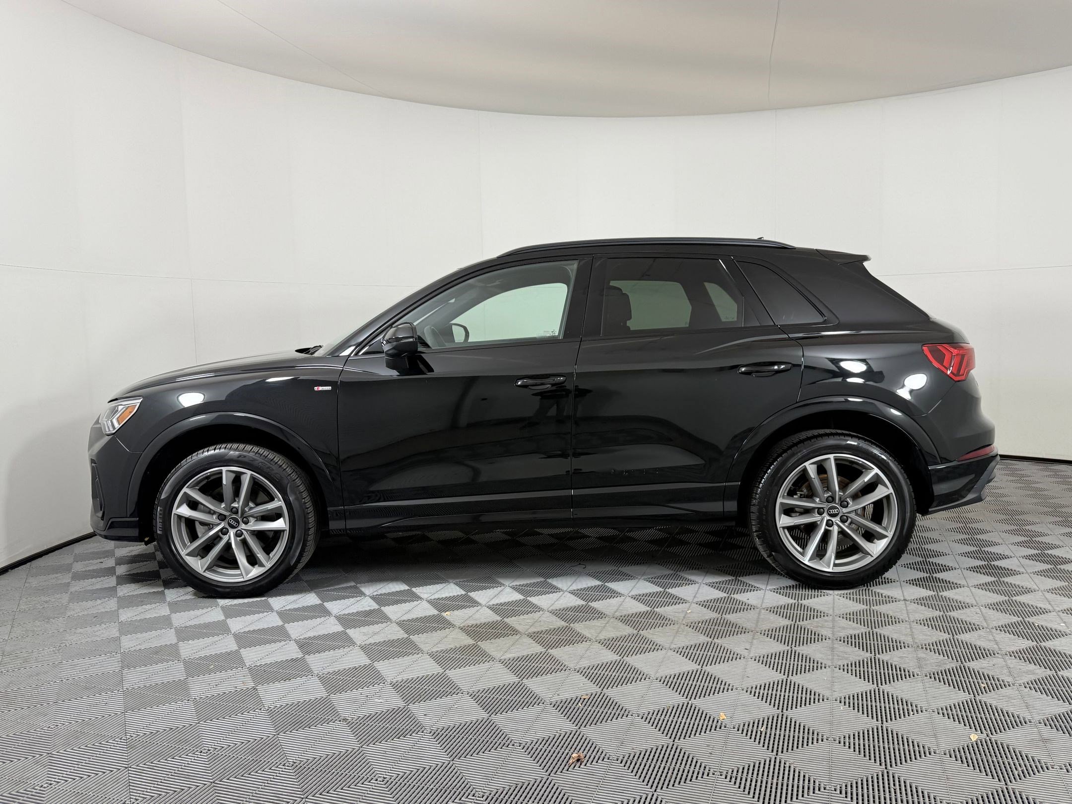 2025 Audi Q3 S line Premium photo 2