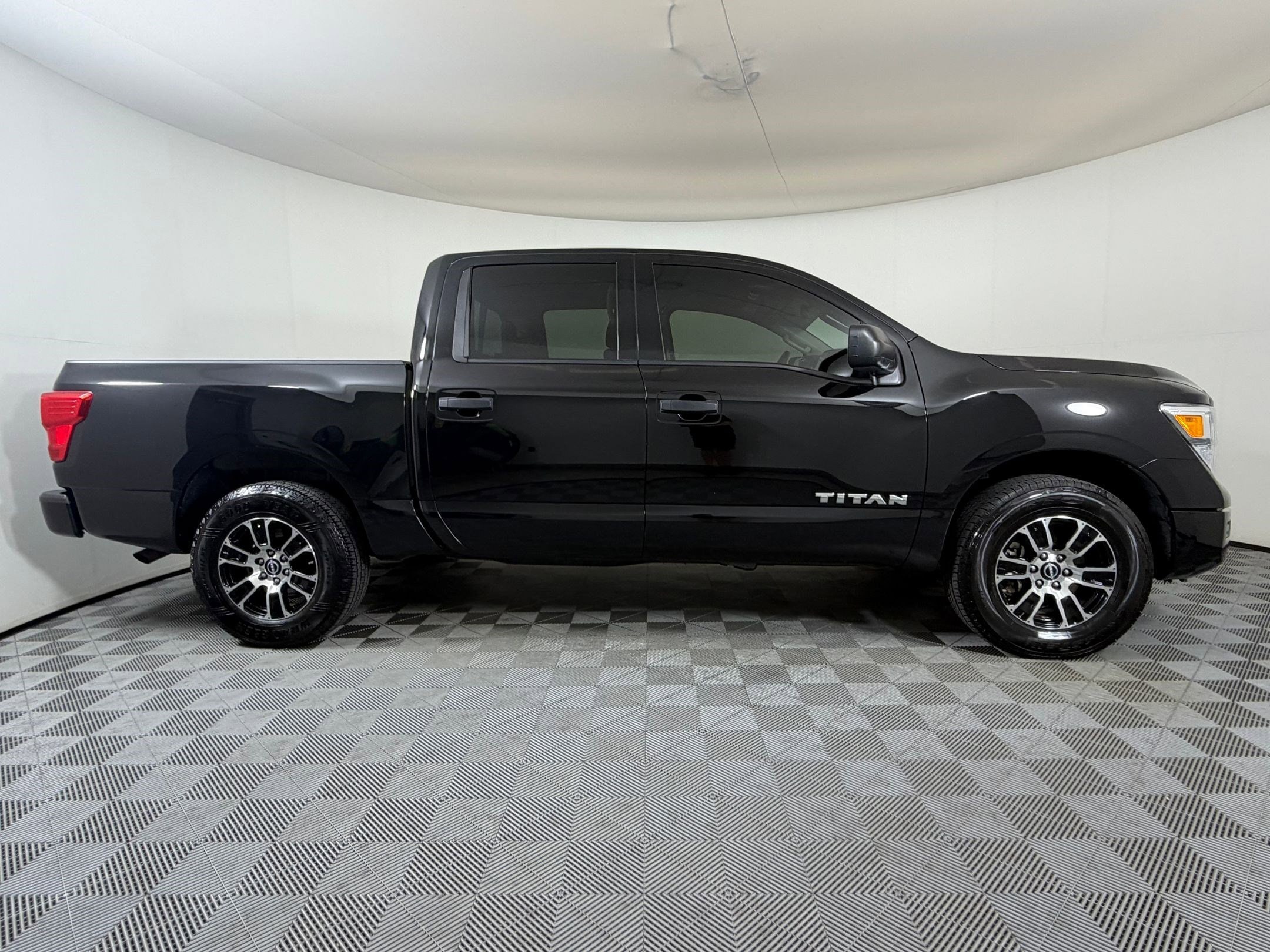Titan SV Truck Crew Cab