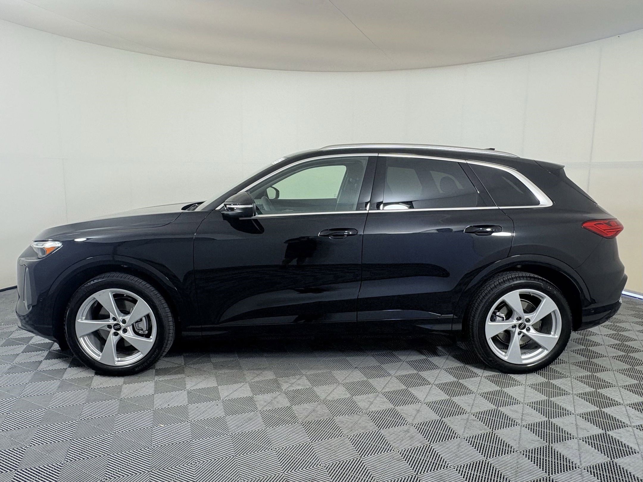 2025 Audi Q5 2.0T Prestige photo 2