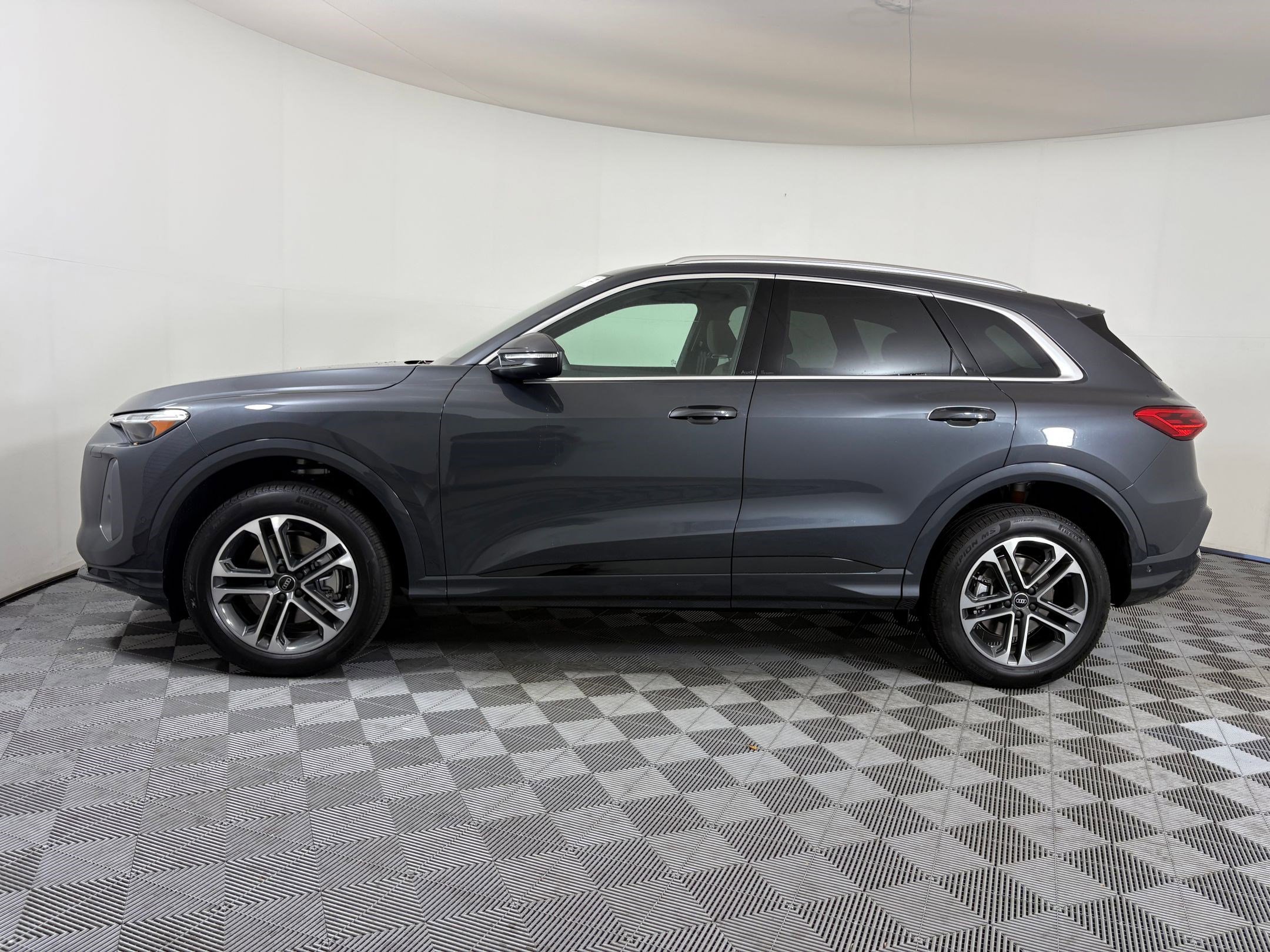 2025 Audi Q5 2.0T Premium Plus photo 2