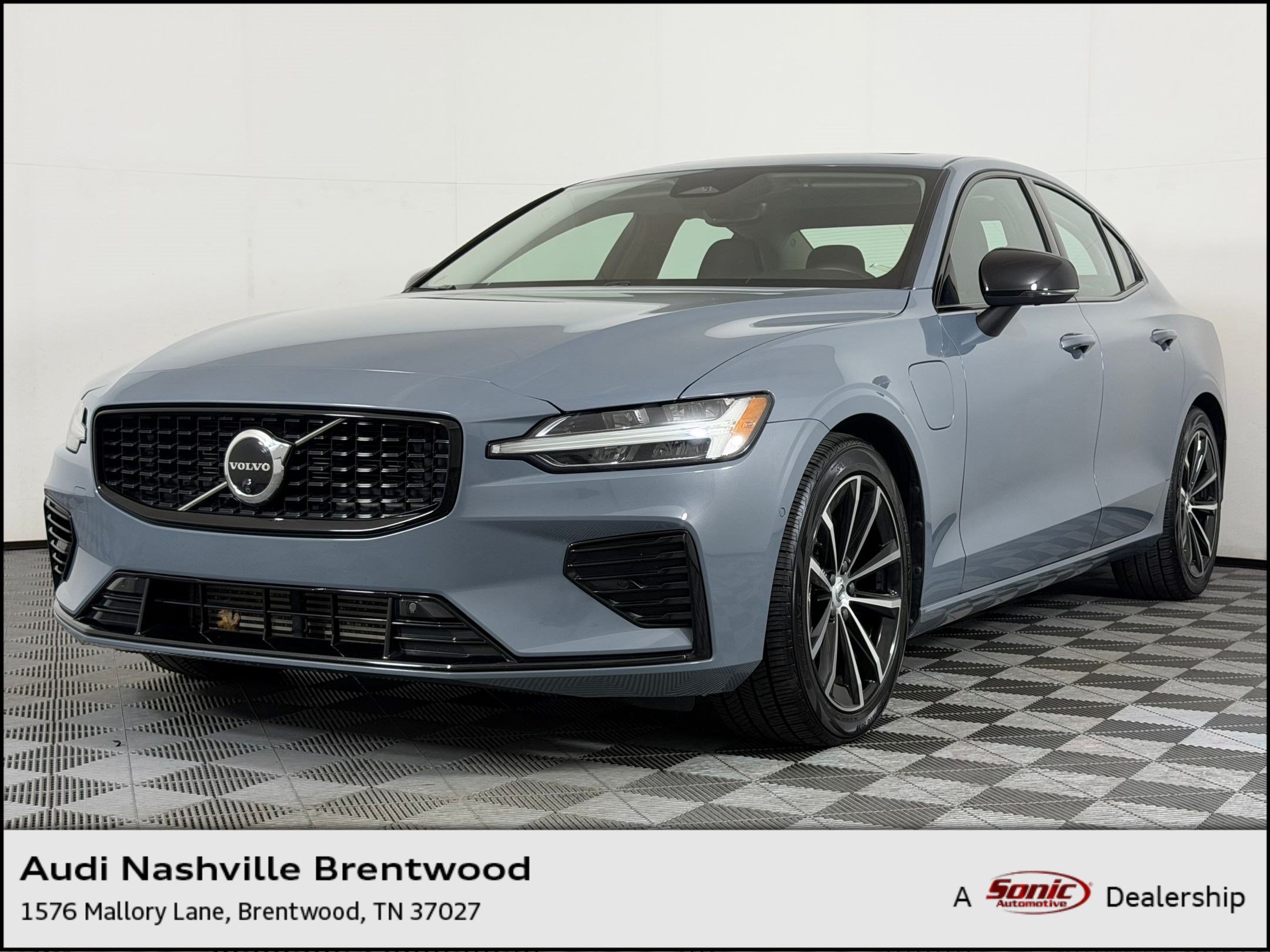 S60 Recharge Plug-In Hybrid Plus Dark Theme Sedan